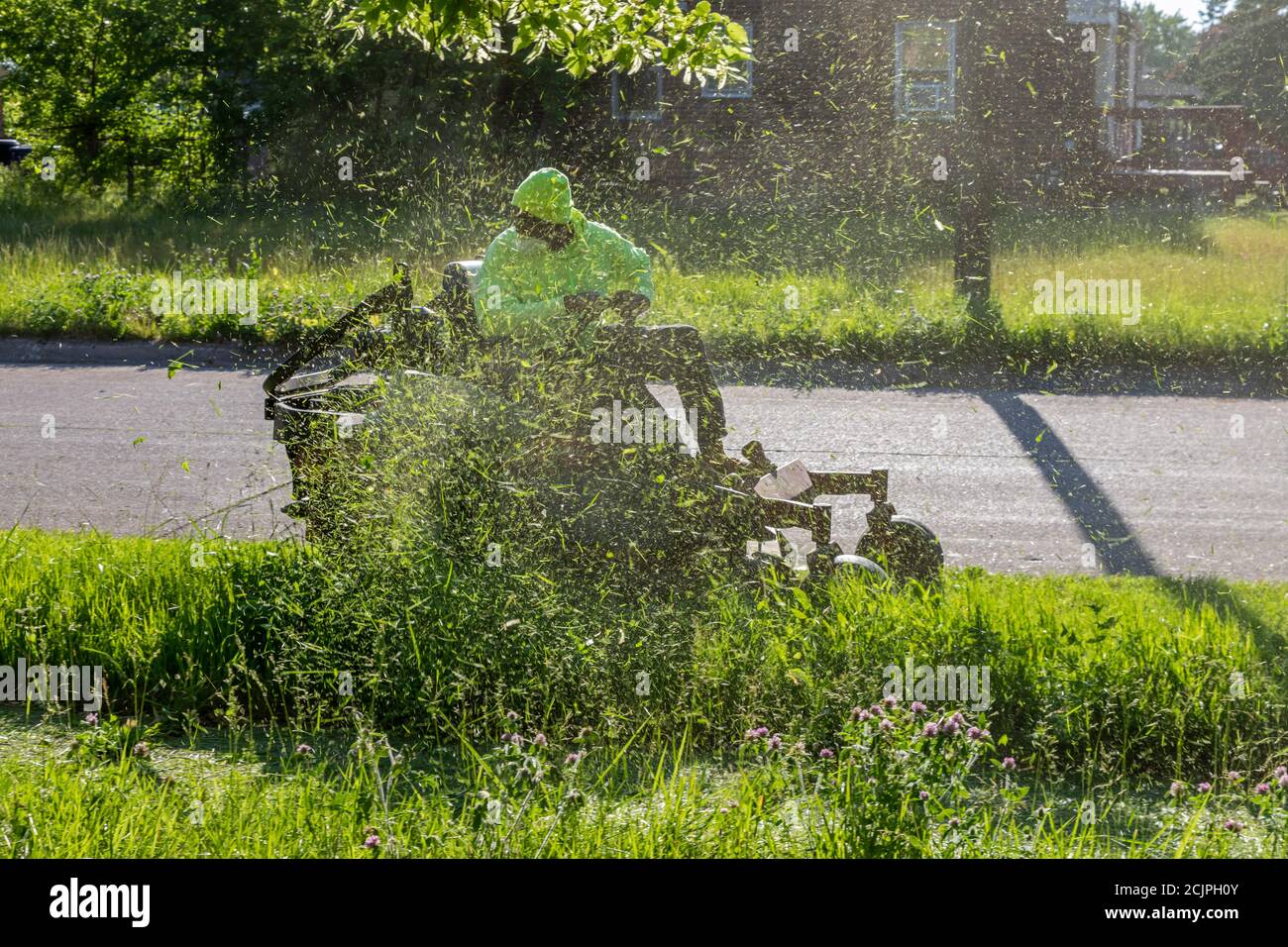 Detroit, Michigan - Arbeiter der Detroit Grounds Crew schneiden das Gras auf dem Gelände der Burbank School, einer von Dutzenden von geschlossenen öffentlichen Schulen i Stockfoto