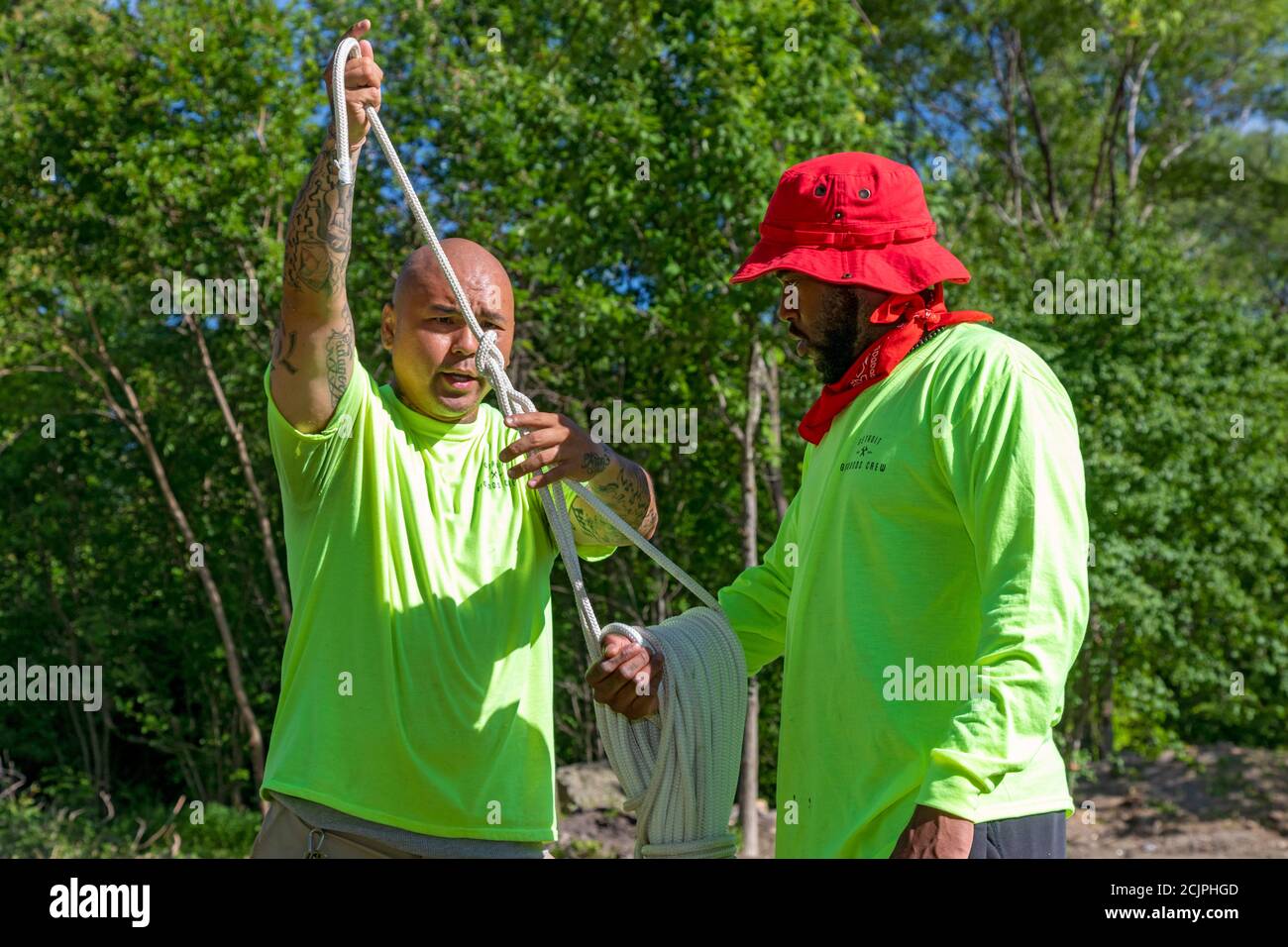 Detroit, Michigan - Arbeiter der Detroit Grounds Crew lernen, wie man die Seile benutzt, die sie brauchen, um tote oder unerwünschte Bäume abzureißen. Stockfoto