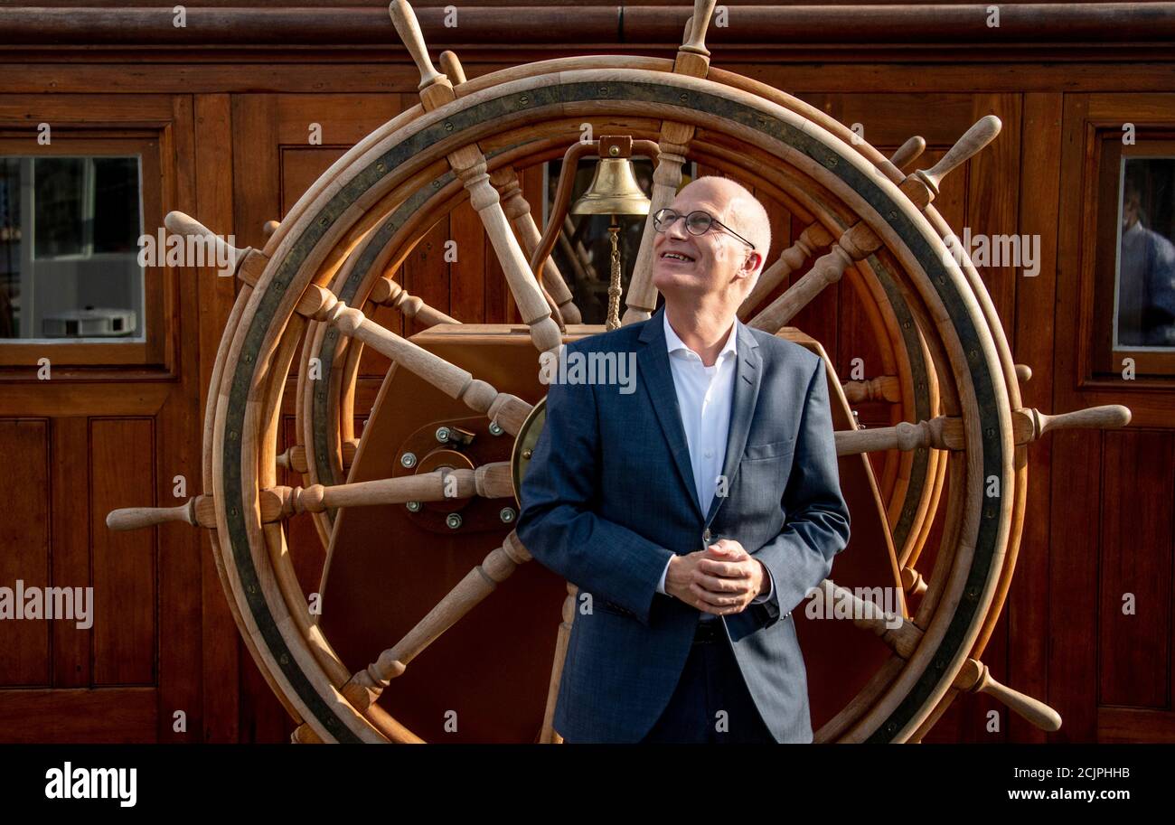 Hamburg, Deutschland. September 2020. Bürgermeister Peter Tschentscher (SPD), Hamburgs erster Bürgermeister, steht auf dem Museumsschiff "Peking". Das Großschiff war nach 88 Jahren wieder in den Hamburger Hafen zurückgekehrt. Quelle: Axel Heimken/dpa/Alamy Live News Stockfoto