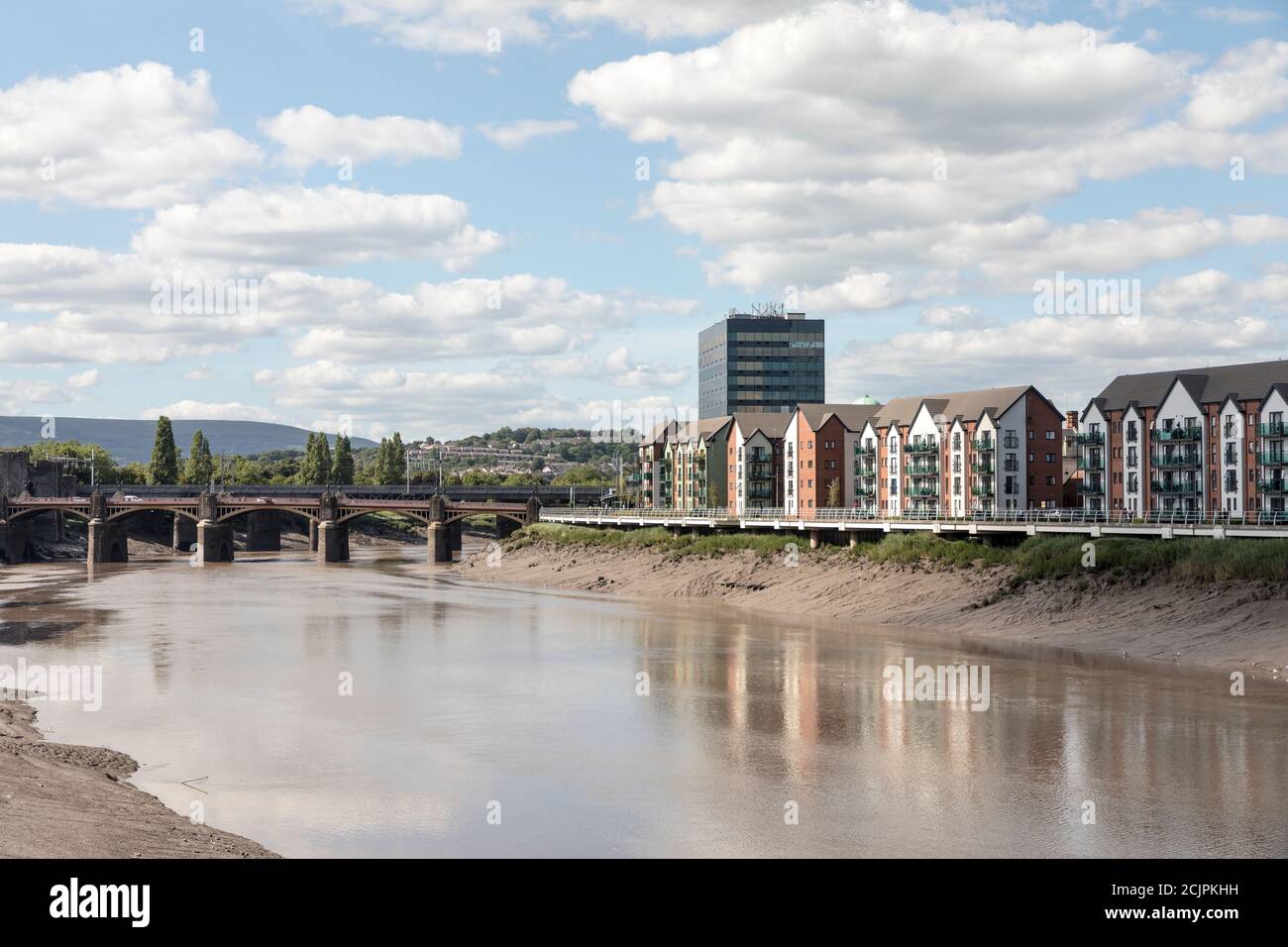 Riverfront Wohnsiedlung und Straßenbrücke über den Fluss Usk, Newport, Wales, Großbritannien Stockfoto