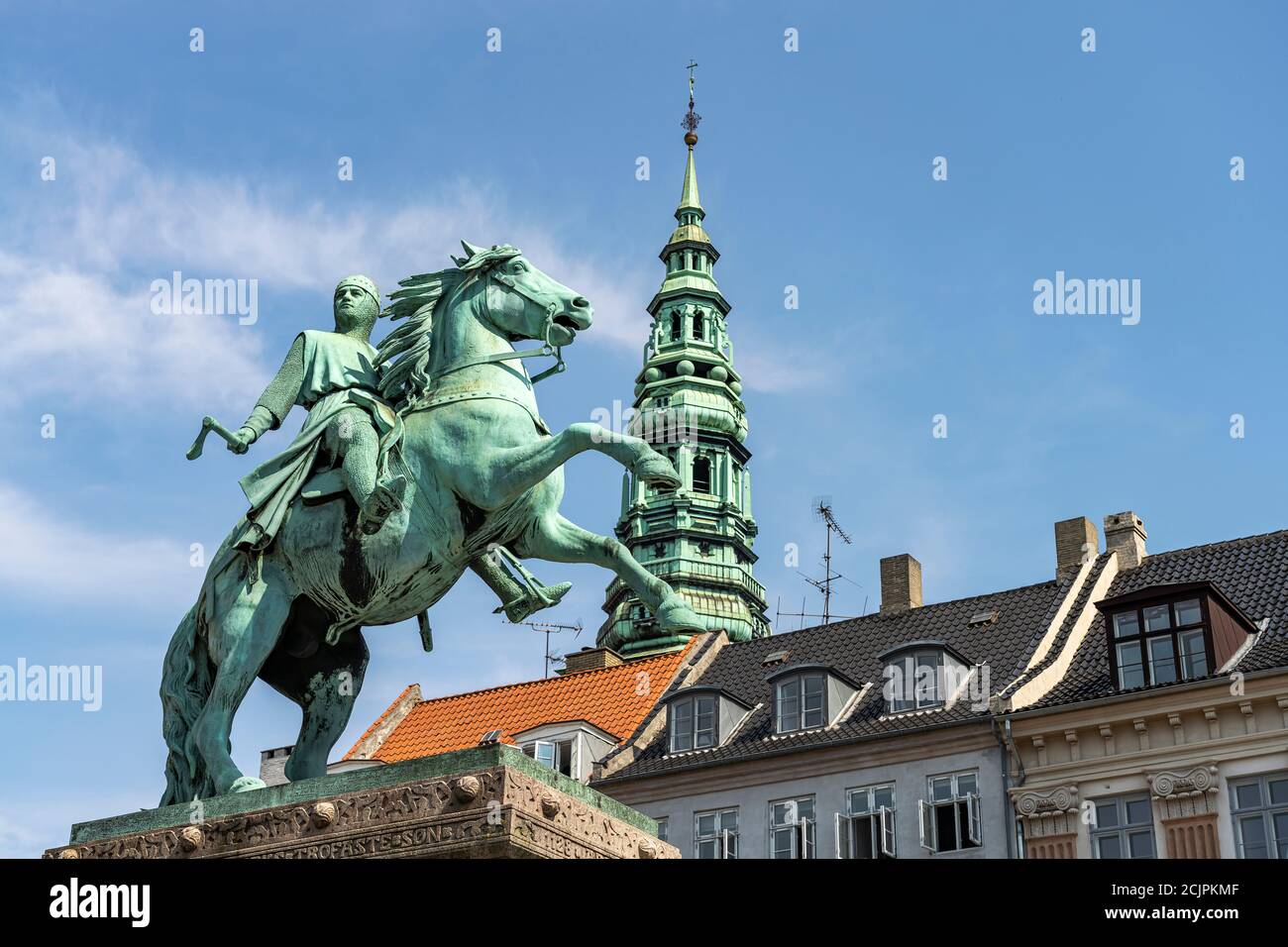 Reiterstatue von Absalon und der Turm der St.-Nikolaus-Kirche auf dem zentralen Platz Højbro Plads in Kopenhagen, Dänemark, Europa Stockfoto