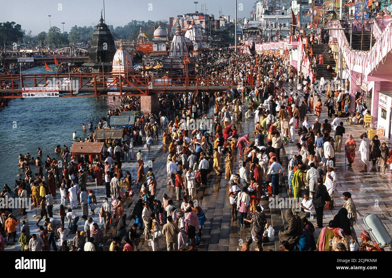 13.03.2010, Haridwar, Uttarakhand, Indien, Asien - Massen von religiösen Hindu-Pilgern baden und beten in Har KI Pauri Ghat entlang des heiligen Ganges Fluss. Stockfoto