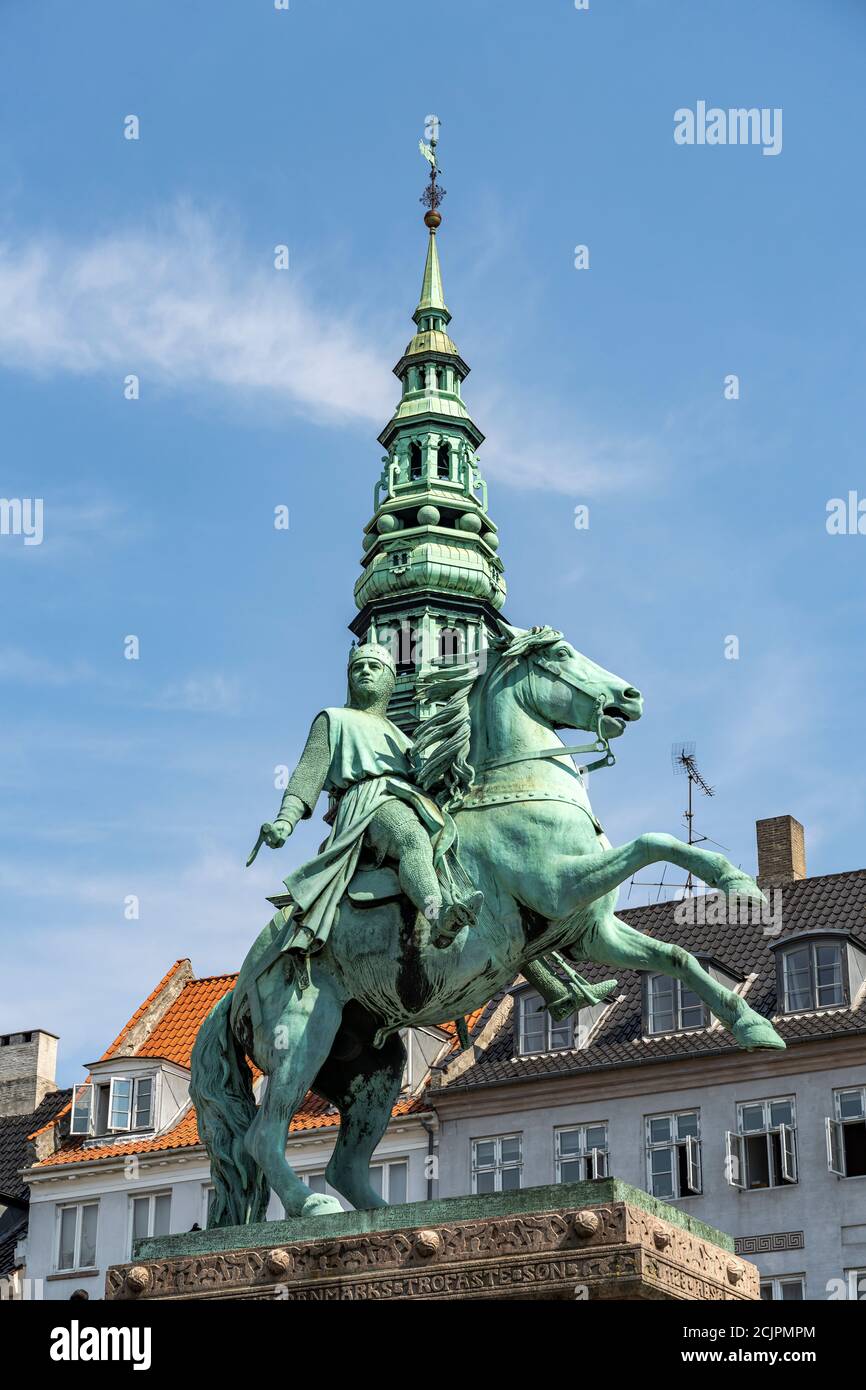 Reiterstatue von Absalon und der Turm der St.-Nikolaus-Kirche auf dem zentralen Platz Højbro Plads in Kopenhagen, Dänemark, Europa Stockfoto