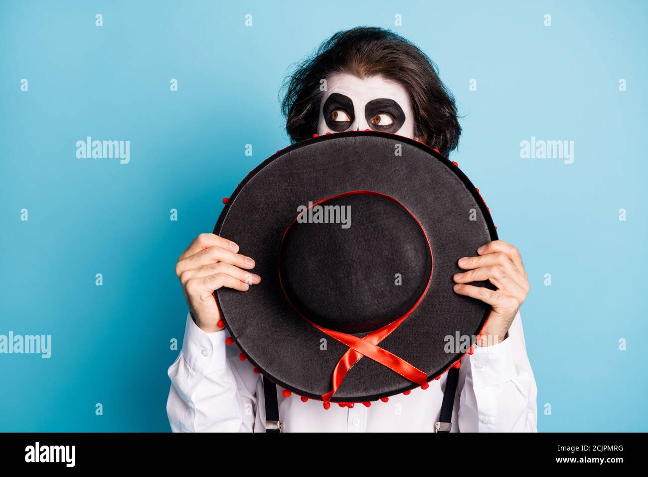 Nahaufnahme Porträt seines er ängstlich Kerl Gentleman Fremder versteckt Gesicht hinter Sombrero Blick beiseite Anhaltspunkt Vermutung Idee Phantasie isoliert Strahlend lebendig Stockfoto