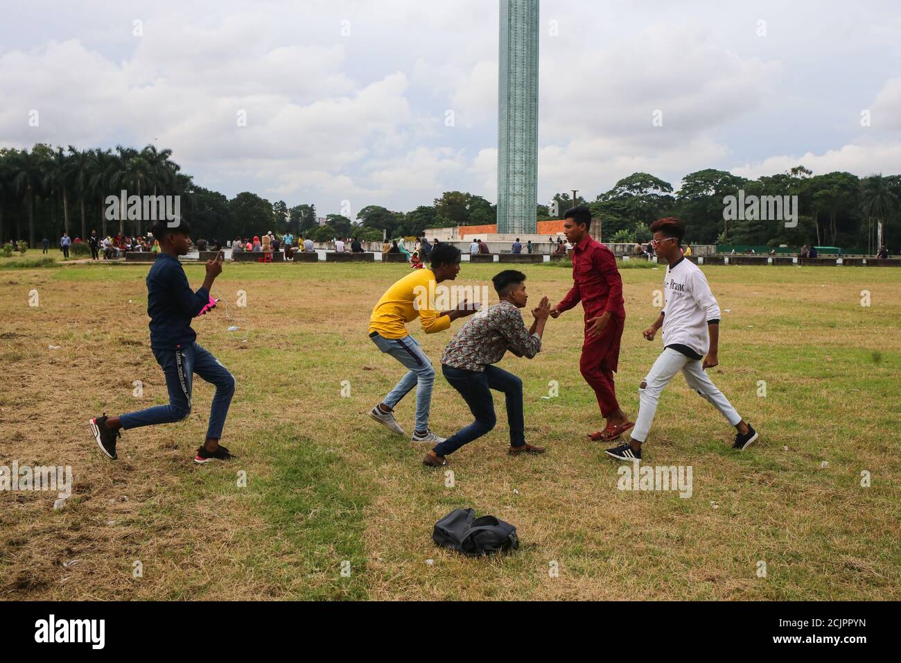 Dhaka, Dhaka, Bangladesch. September 2020. Junge Jungen drehen in einem Park in Dhaka ein Video von 'tiktok'. TikTok ist ein Video-Sharing Social-Networking-Service, der sehr beliebt auf der ganzen Welt. Es wurde wegen unangemessener Inhalte in Indien verboten. Kredit: MD. Rakibul Hasan/ZUMA Wire/Alamy Live Nachrichten Stockfoto