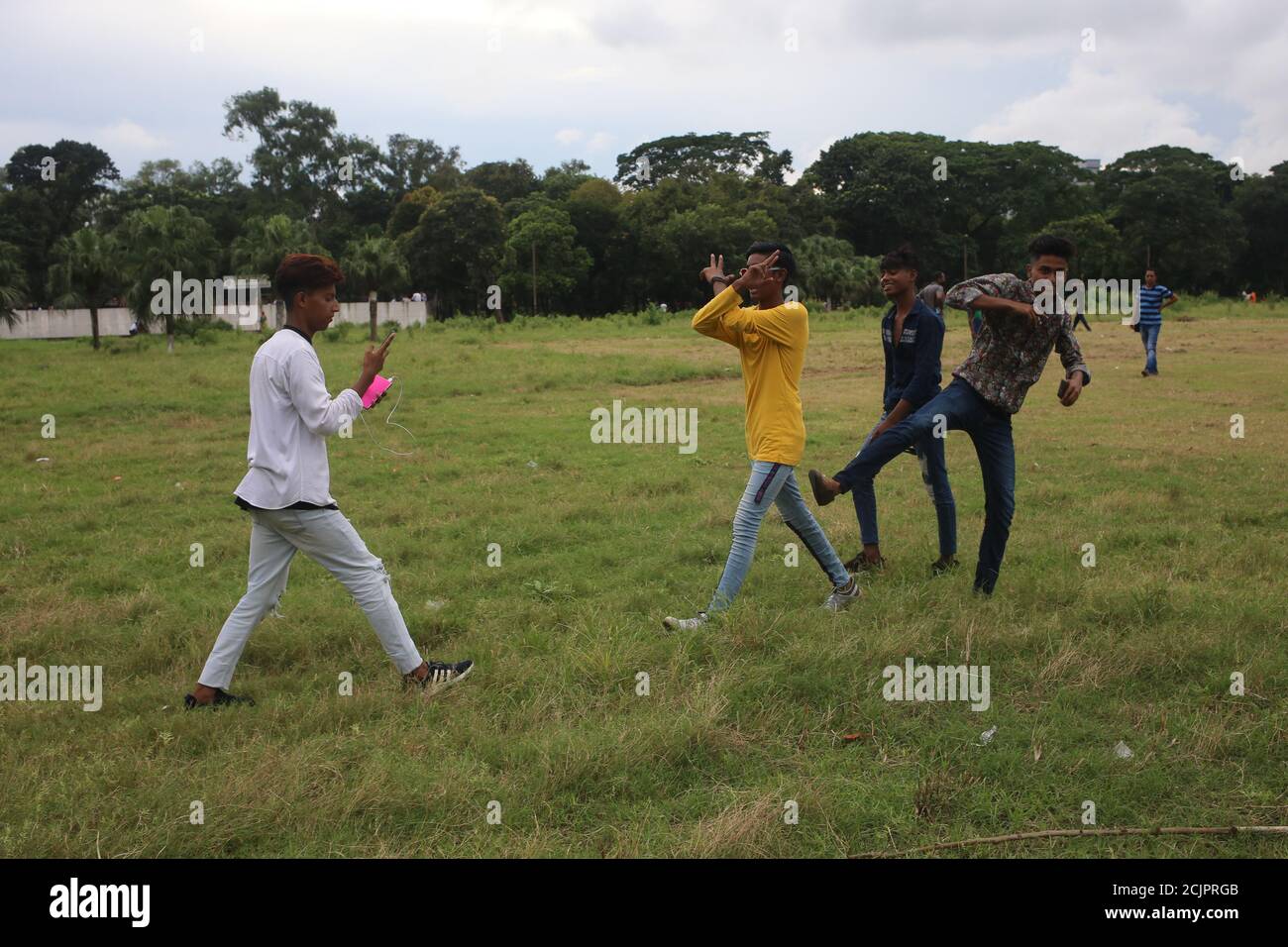 Dhaka, Dhaka, Bangladesch. September 2020. Junge Jungen drehen in einem Park in Dhaka ein Video von 'tiktok'. TikTok ist ein Video-Sharing Social-Networking-Service, der sehr beliebt auf der ganzen Welt. Es wurde wegen unangemessener Inhalte in Indien verboten. Kredit: MD. Rakibul Hasan/ZUMA Wire/Alamy Live Nachrichten Stockfoto