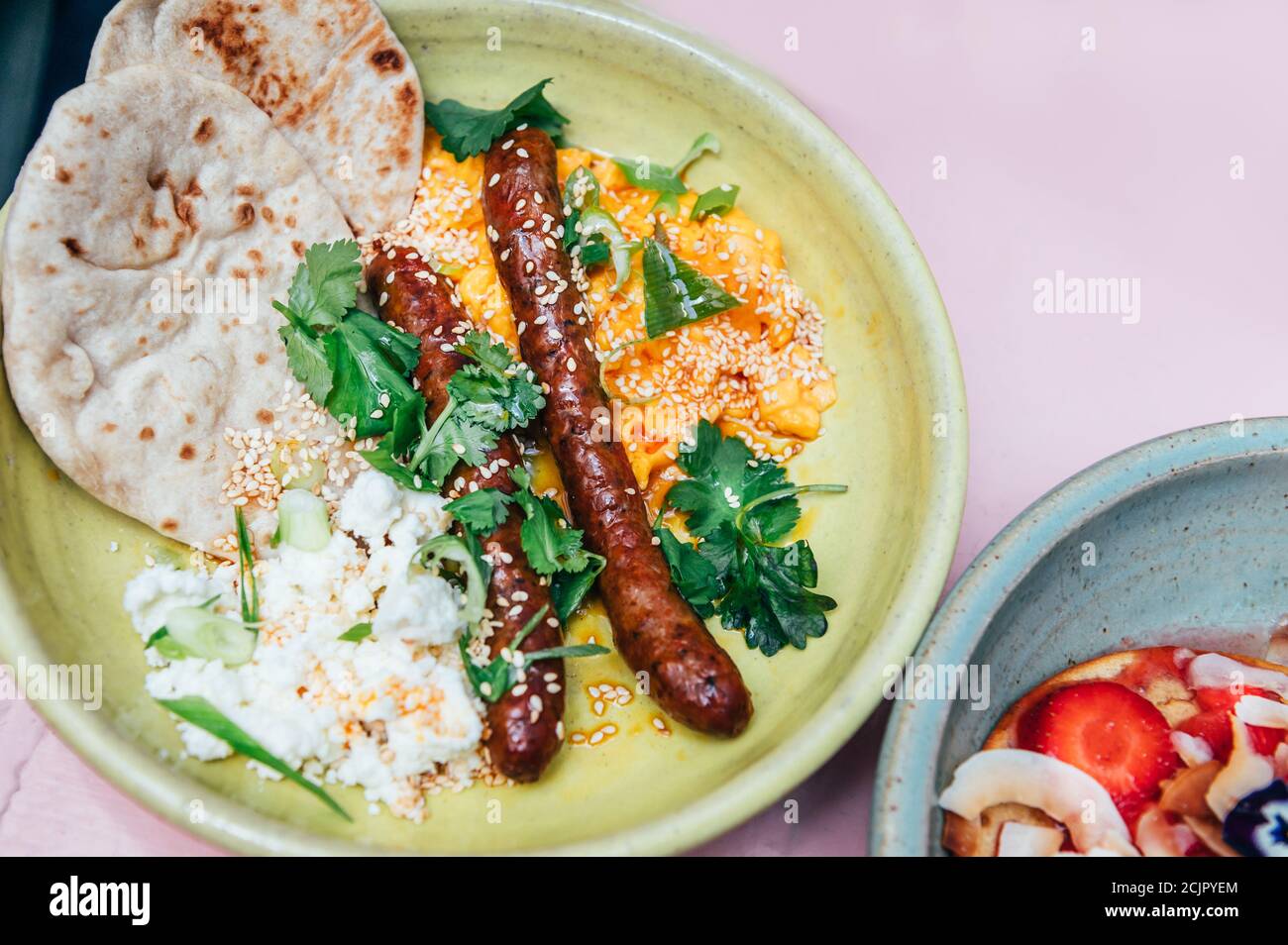 Frühstück mit Fladenbrot und Rühreiern Stockfoto