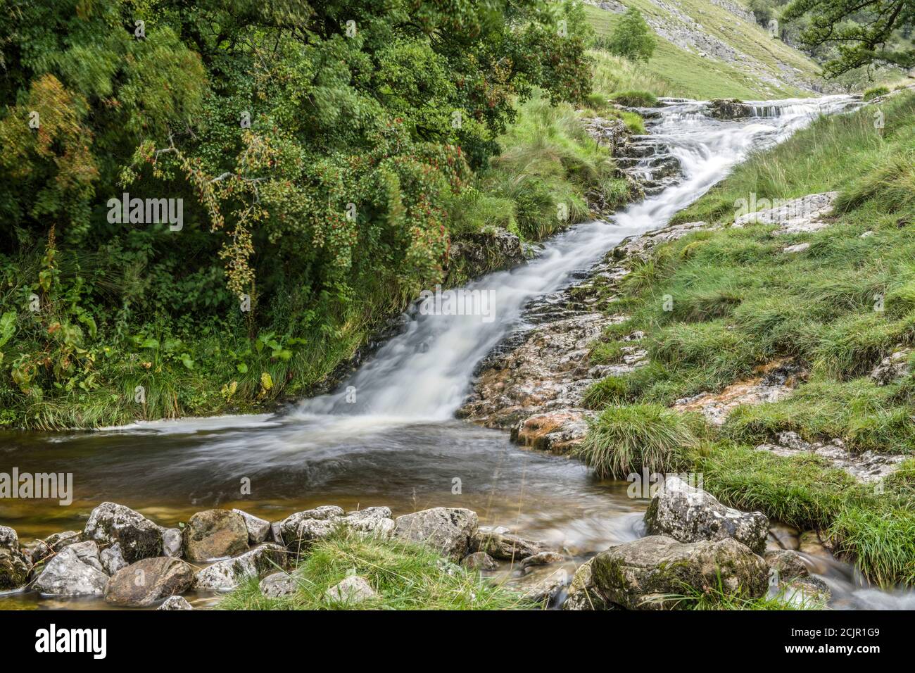 Bach kommt hinunter Buckden Ghyll hinter Buckden Village in Upper Wharfedale im Yorkshire Dales National Park. Stockfoto