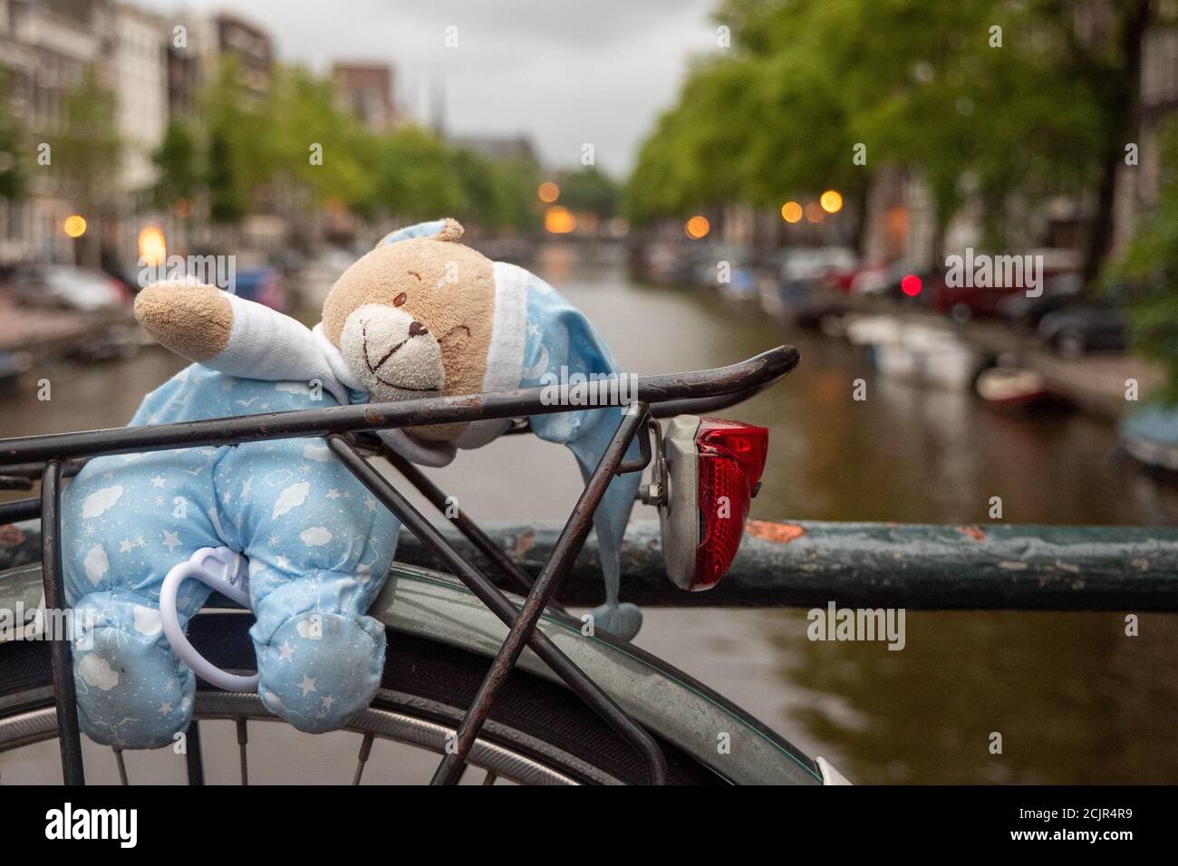 Nahaufnahme eines alten Fahrrads mit einem Teddybären Auf der Brücke Stockfoto