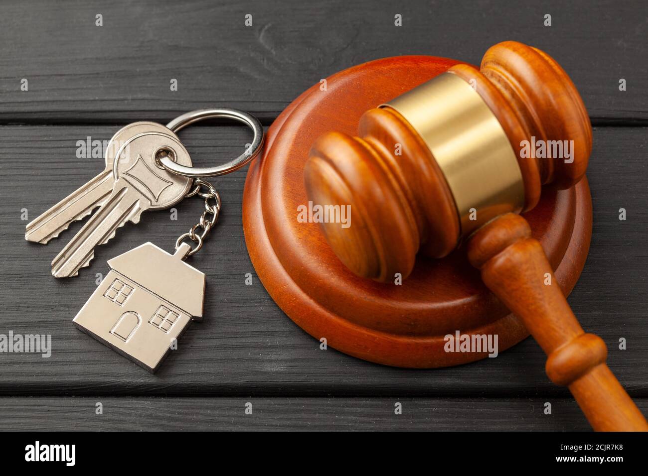 Nach der Scheidung zu Hause. Eigenschaftsbereich. Richter Gavel und Hausschlüssel. Kauf oder Verkauf eines Hauses durch Auktion. Stockfoto