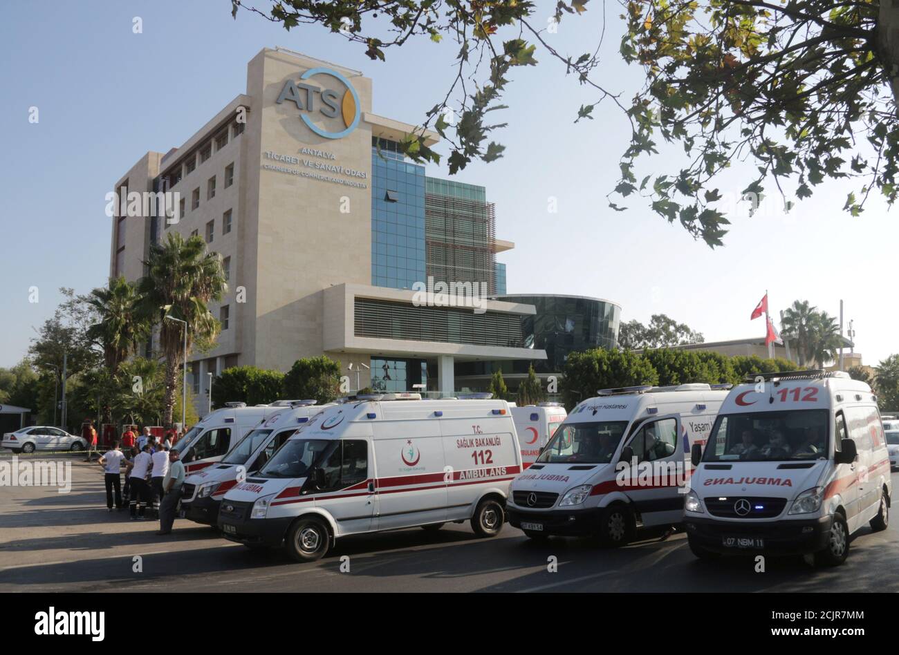 Krankenwagen sind nach einer Explosion in der mediterranen Resort Stadt Antalya, Türkei, 25. Oktober 2016 vor der Industrie-und Handelskammer Antalya und Industrie (ATSO) zentrale geparkt. REUTERS/Kaan Soyturk Stockfoto