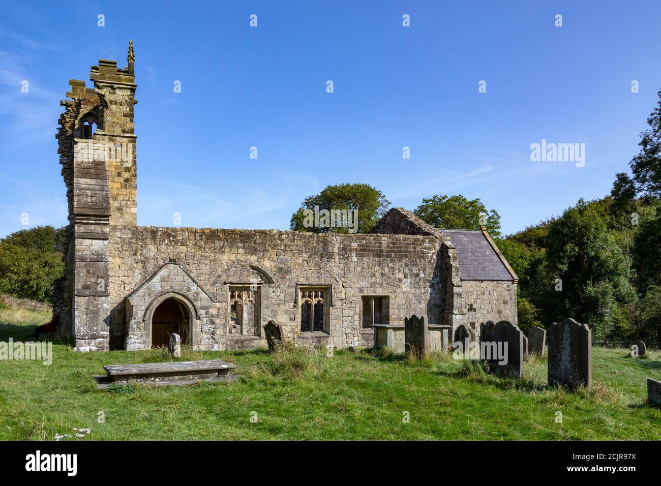 Ruinen der mittelalterlichen Kirche St. Martins in Wharram Percy in North Yorkshire im Vereinigten Königreich. Site stammt aus dem späten 12. Jahrhundert. Stockfoto