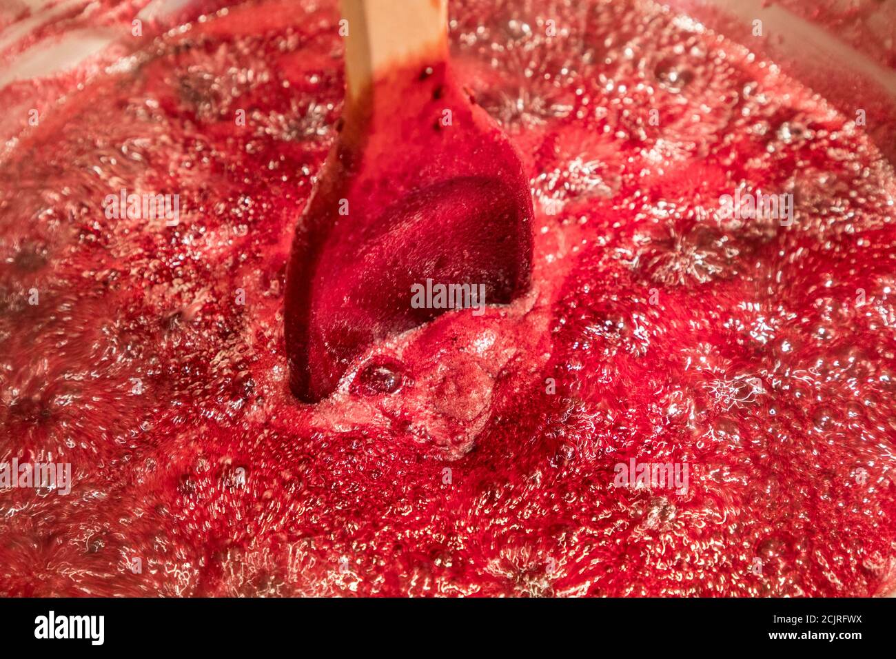 Brombeere und Birnenmarmelade, Rühren beim Erhitzen von Obst auf dem Herd in der heimischen Küche, Großbritannien Stockfoto