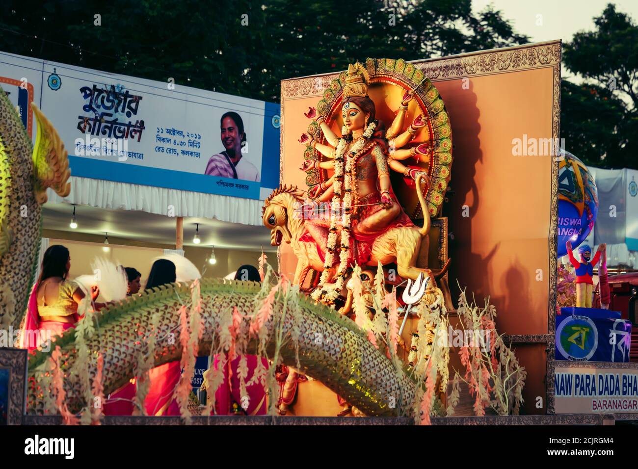 Kolkata, Westbengalen, Indien, Oktober 2020: Menschen oder Frauen feiern Durga Puja oder Durgotsav. Größtes religiöses Fest des Hinduismus. Puja Karneval Stockfoto