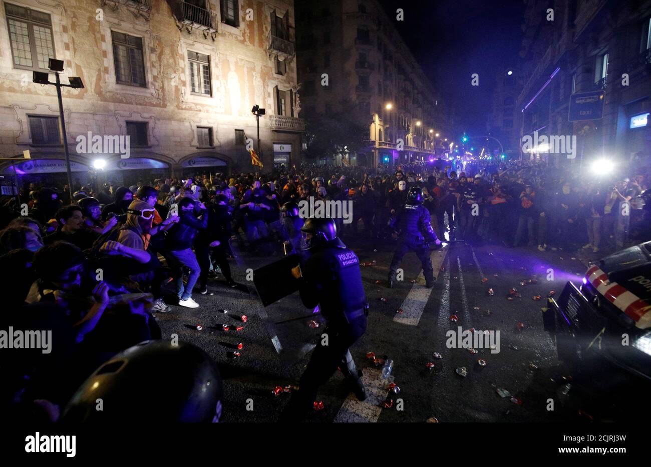 Katalanische Demonstranten für die Unabhängigkeit und die Bereitschaftspolizei treffen während eines Protestes gegen Polizeiaktionen in Barcelona, Spanien, am 26. Oktober 2019 aufeinander. REUTERS/Albert Gea TPX-BILDER DES TAGES Stockfoto