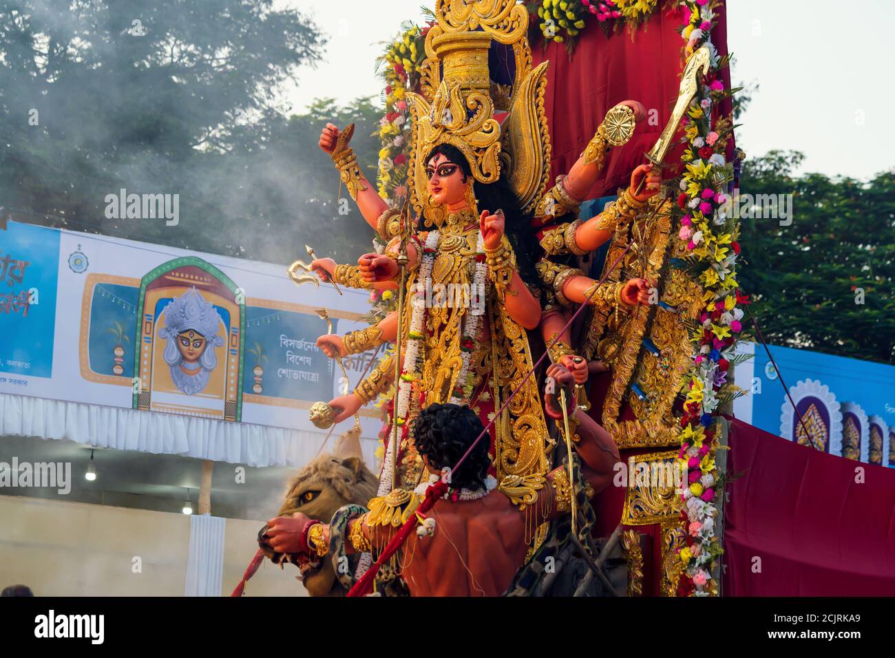 Kolkata, Westbengalen, Indien, Oktober 2019 : Durga Pooja in Kalkutta. Göttin Durga Idol an Puja Karneval. Indische hinduistische festliche Feier Zeremonie. Stockfoto