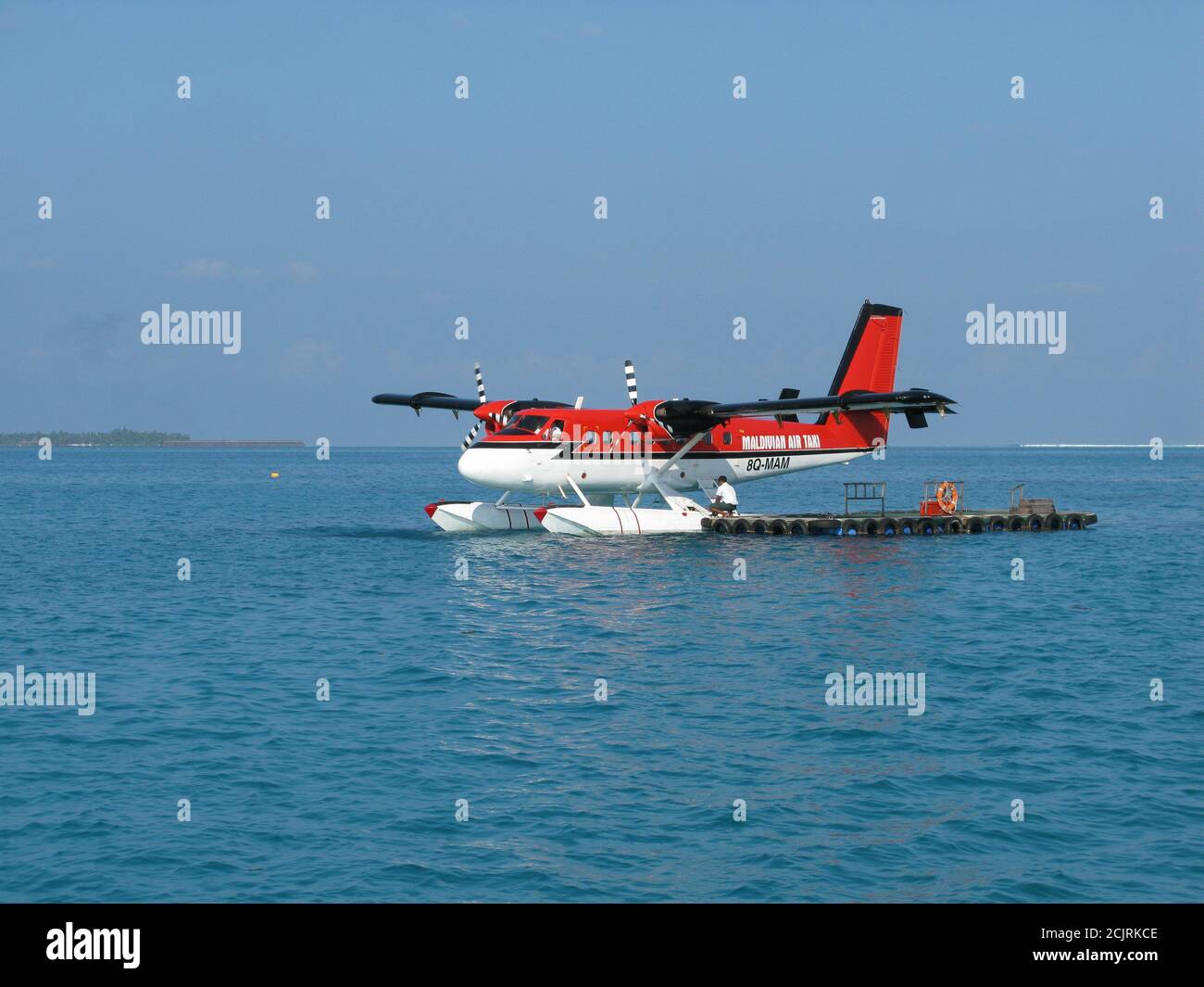 Maledivische Air Taxi Flugzeug auf dem Ponton auf der Ferieninsel Hakuraa Huraa in der Republik Malediven. 03. November 2008. Foto: Neil Turner Stockfoto