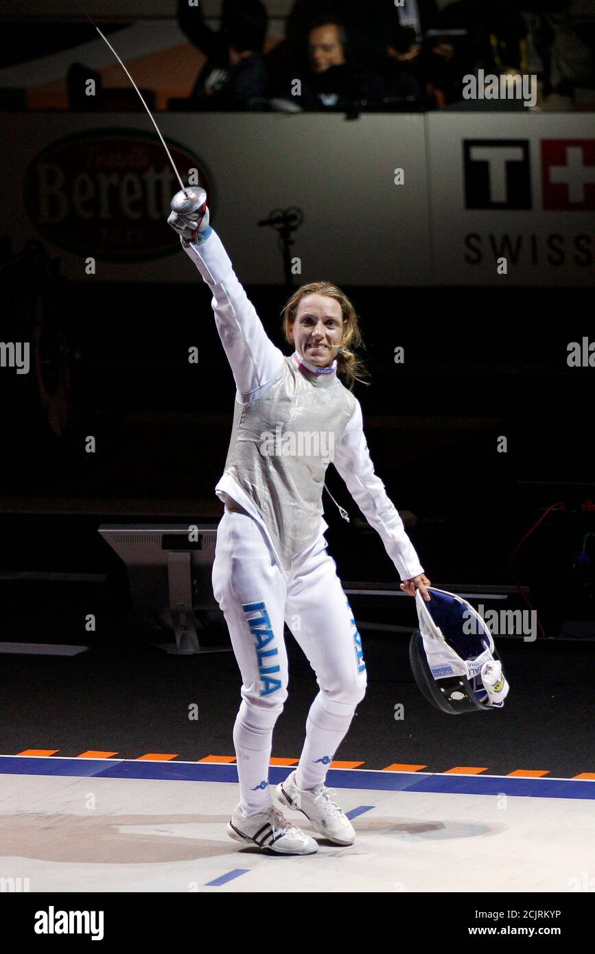Valentina Vezzali Italiens Feiert Nach Dem Sieg Uber Lee Kiefer Der Usa Bei Der Fecht Wm In Catania In Ihrem Halbfinale Folie 11 Oktober 2011 Reuters Tony Gentile Italien Tags Sportfechten Stockfotografie Alamy