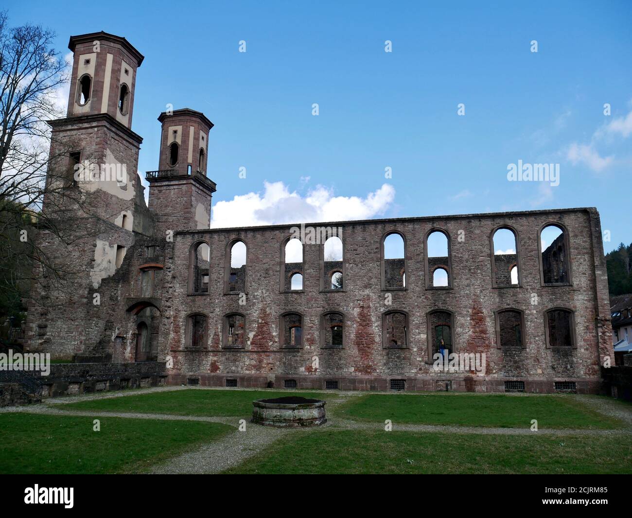 Ruine einer Kirche in einem gepflegten Park bei bestem Wetter Stockfoto