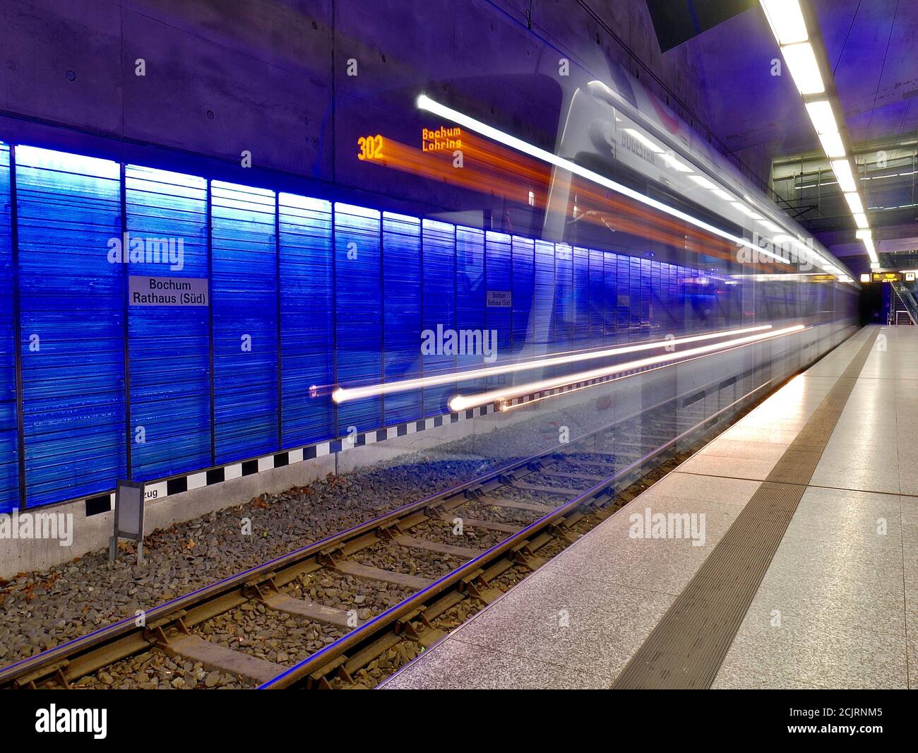Einfache U Banh In Einem Bahnhof In Bochum Lichtstreifen Der Einfuhrenden Bahn Untergrund Bildschirmschoner Kunst Stockfotografie Alamy