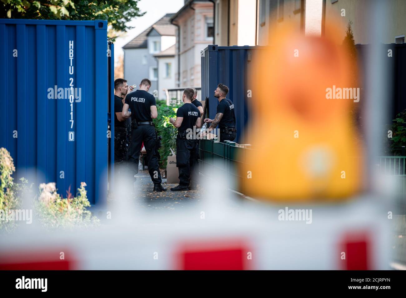 Dortmund, Deutschland. September 2020. Polizeibeamte stehen bei einem Treffen zusammen. Bei einer Wohnungssuche im Dortmunder Stadtteil Lütgendortmund entdeckten Spezialisten des Landeskriminalamtes und der Dortmunder Kriminalpolizei mehrere verdächtige Substanzen, darunter Munition aus dem Zweiten Weltkrieg Quelle: Fabian Strauch/dpa/Alamy Live News Stockfoto