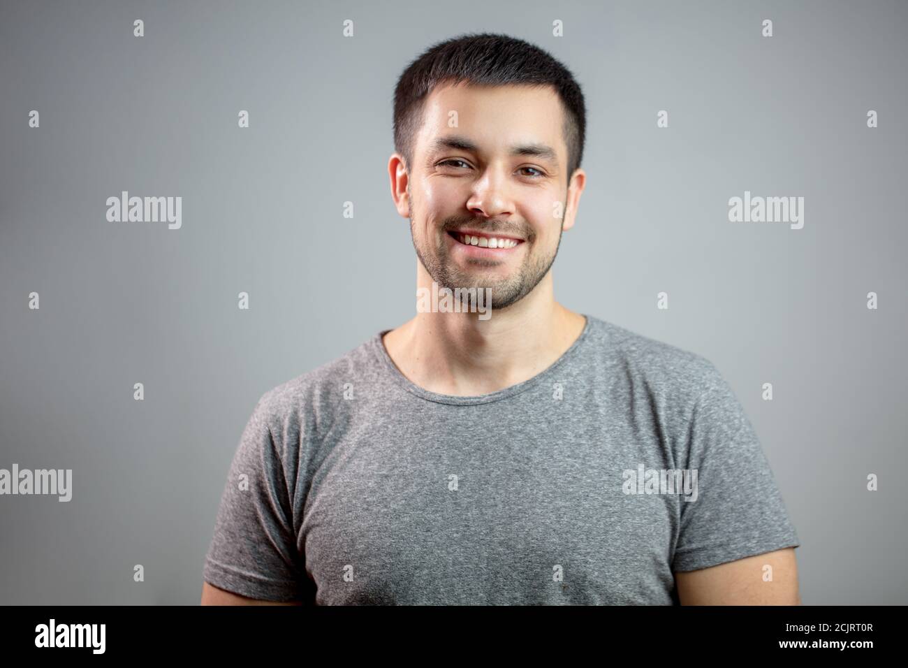 Brutal starken Mann tragende T-Shirt. braunhaarige Athlet mit positiven Ausdruck, als er den Wettbewerb gewinnen Stockfoto