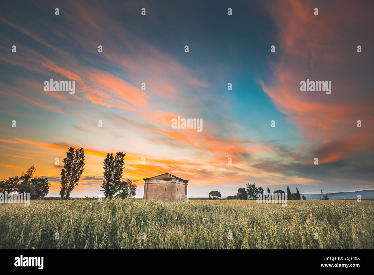 Katalonien, Spanien. Frühling Sonnenuntergang Himmel Über Spanischer Landschaft Ländliche Weizenfeld Landschaft. Lonely Barn Farm Building Bauernhaus Unter Landschaftlich Dramatischen Stockfoto