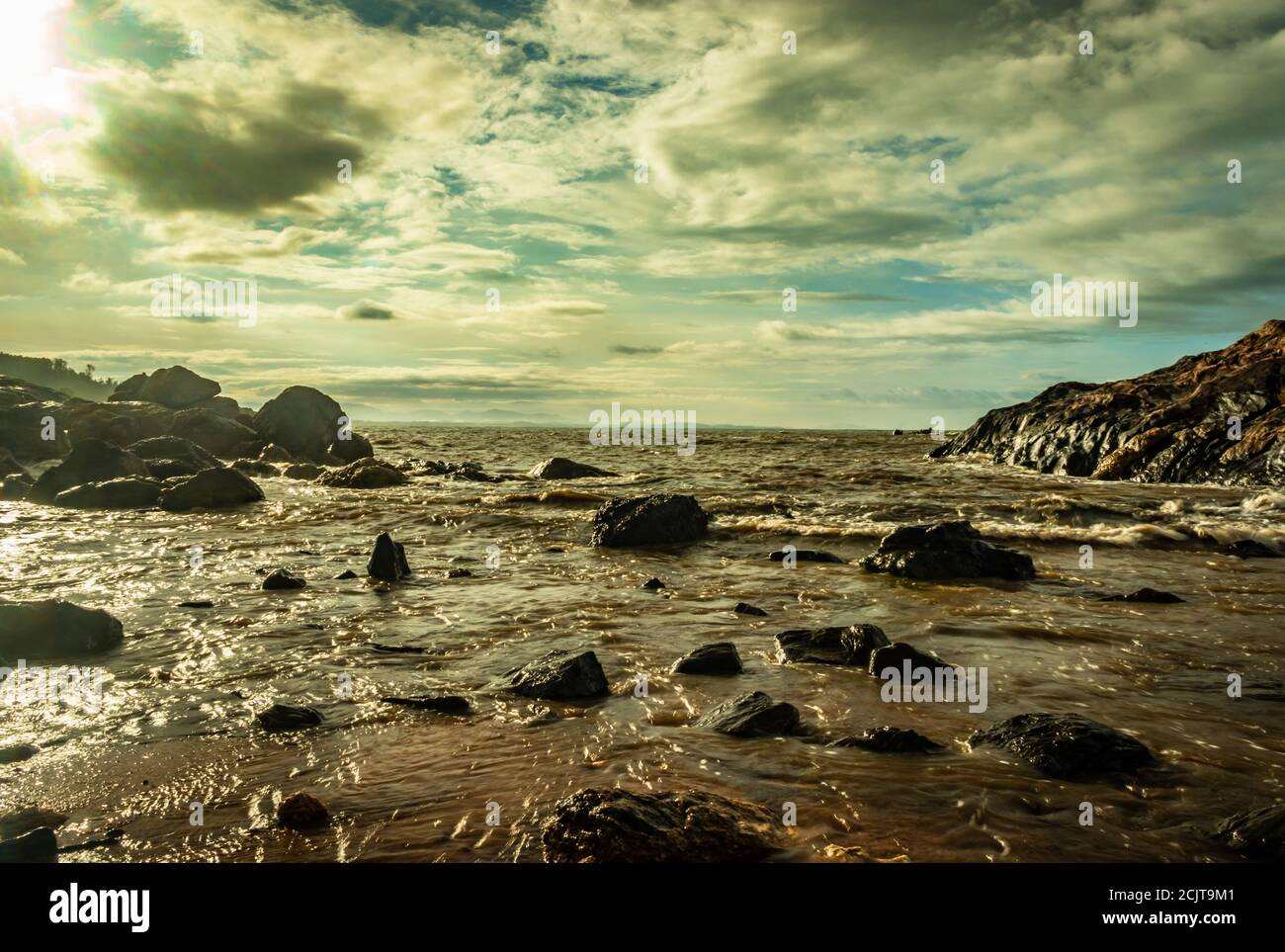 Rocky Sea Beach mit krachenden Wellen am Morgen aus flachem Winkel Bild wird am Strand gokarna karnataka indien genommen. Es ist einer der besten Strand von gokarna Stockfoto