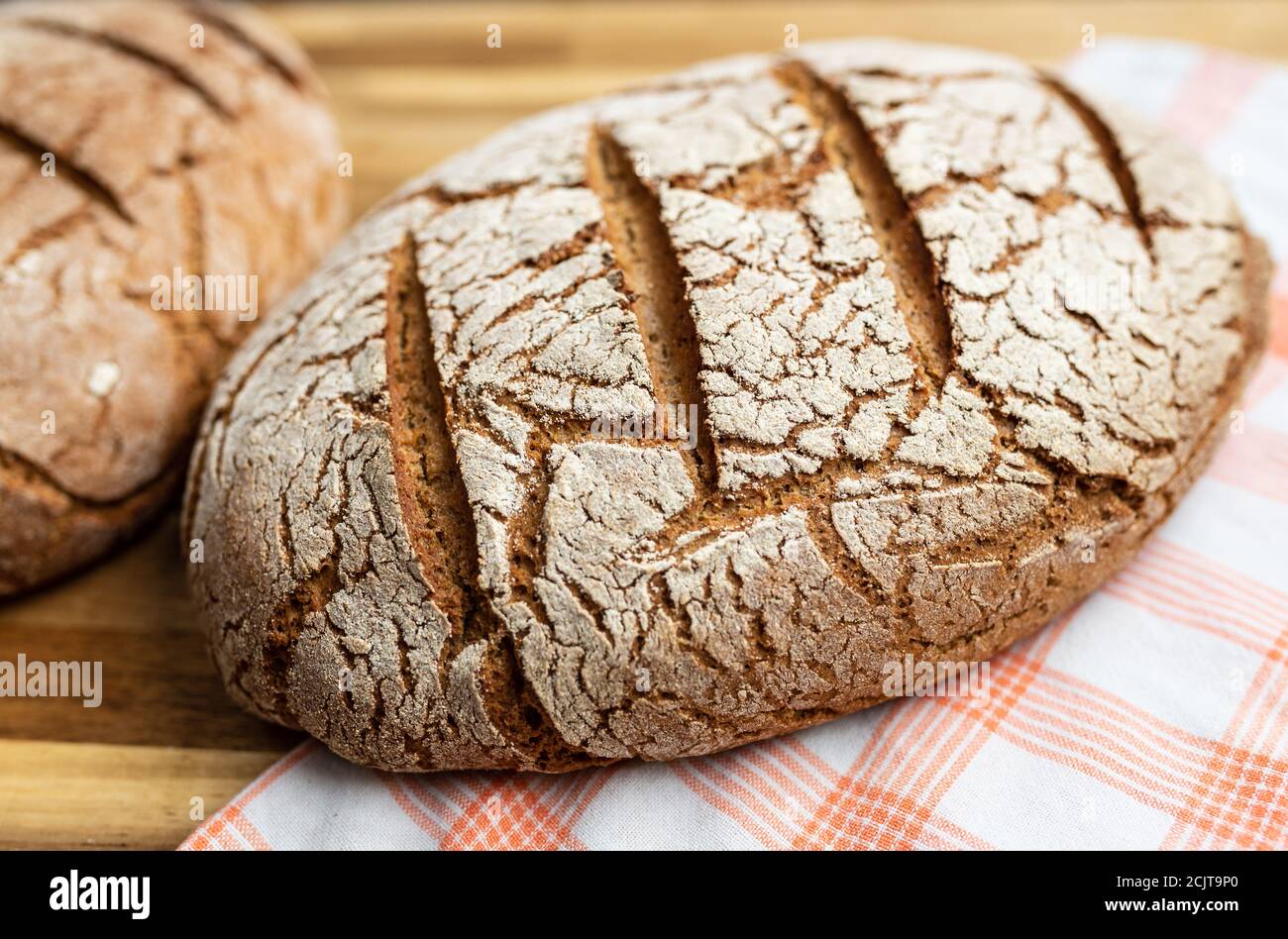 Blick auf frischen hausgemachten Laib aus reinem Roggen Sauerteig Brot Stockfoto
