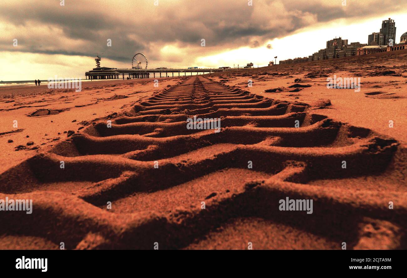 Nahaufnahme von Reifenspuren im Sand in Scheveningen pier in Den Haag Stockfoto