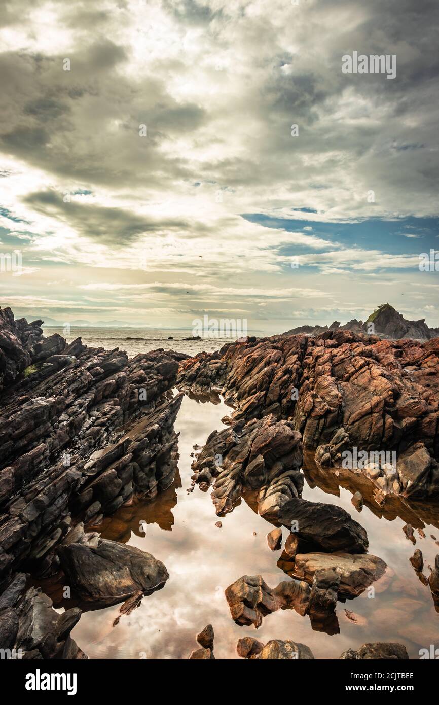 Natürliche Gesteinsformation am Seeufer durch krachende Wellen am Morgen aus flachem Winkel Bild wird am om Strand gokarna karnataka indien genommen. Es ist eine der Stockfoto