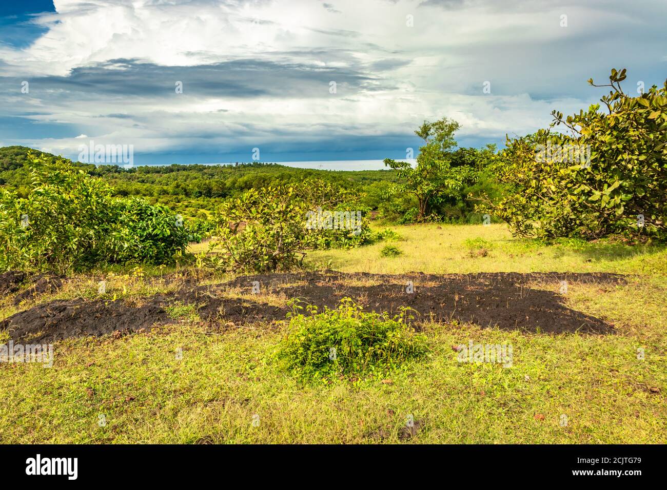 Berglandschaft mit erstaunlichen blauen Himmel am Morgen Bild ist am Strand gokarna karnataka indien aufgenommen. Stockfoto