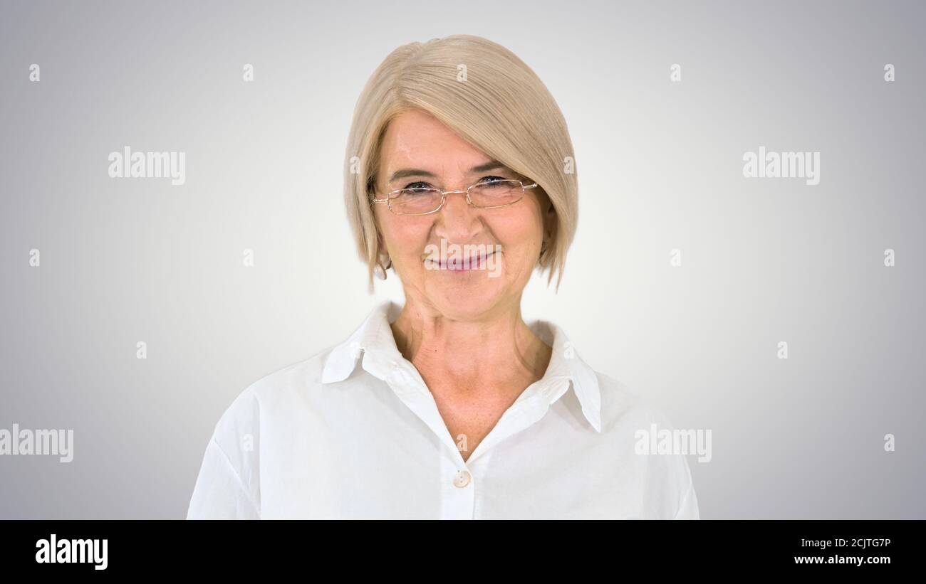 Wie sehe ich mit grauen haaren aus