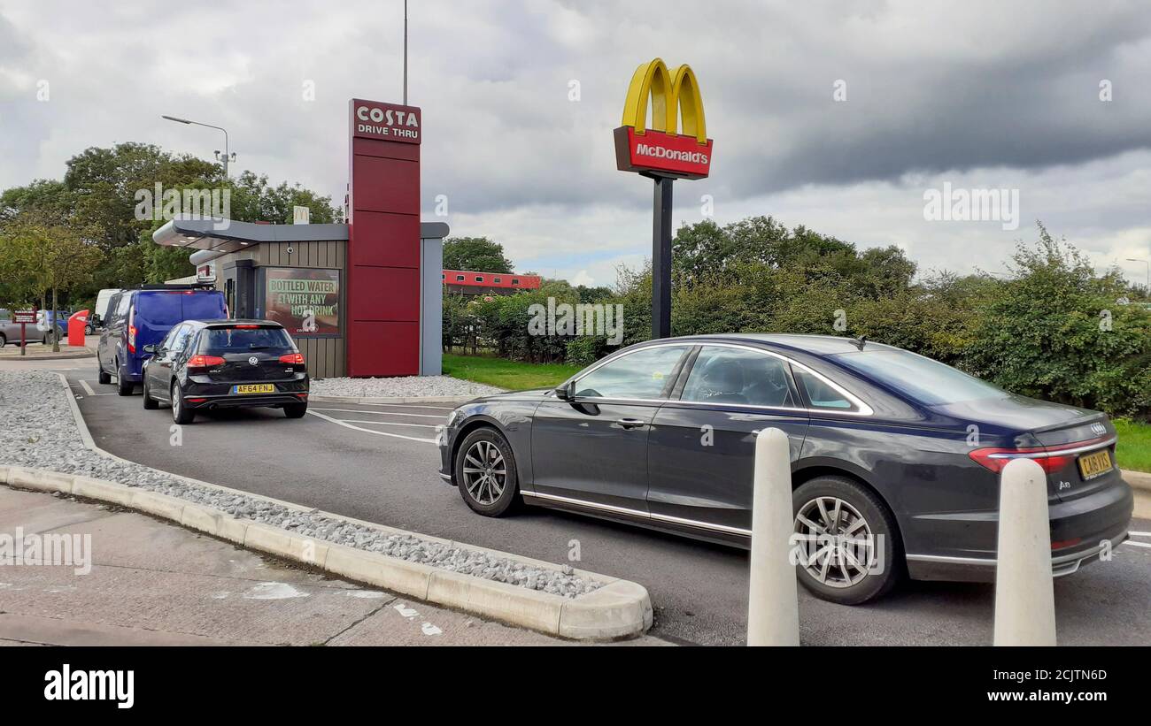 Eine Fahrt durch das Café in einer mortorway-Tankstelle, für diejenigen, die einfach zu faul sind, ihre Füße zu benutzen. Stockfoto