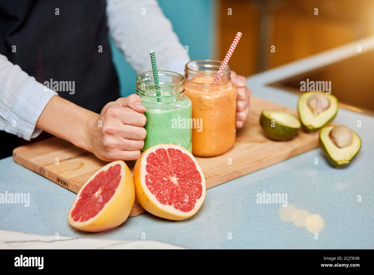 Talentierter Koch hat ein Getränk aus Obst fixiert. Close up photo.Health care. Wellness Stockfoto