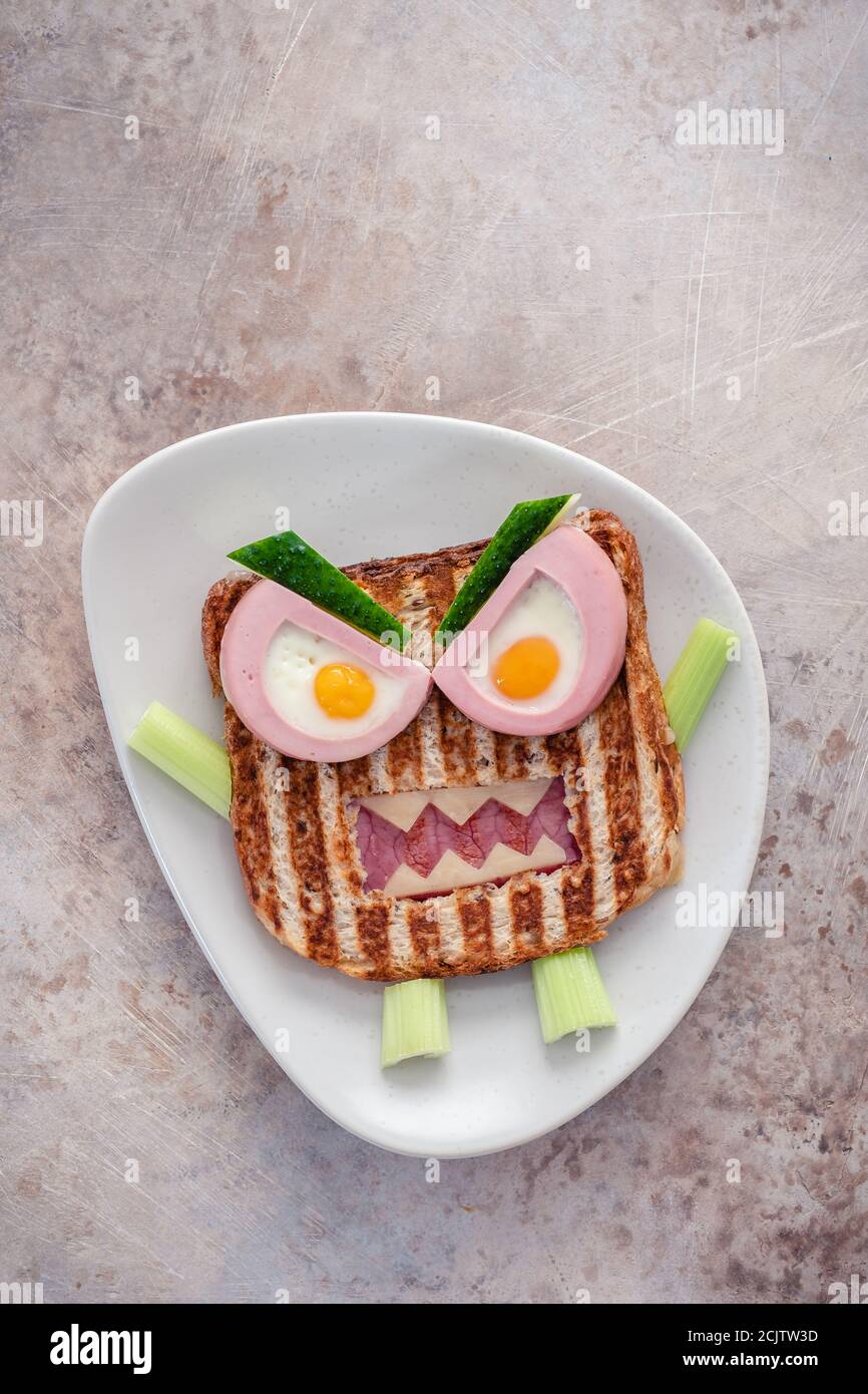 Monster Sandwich mit Wurst, Eiern und Käse auf dem Teller. Stockfoto
