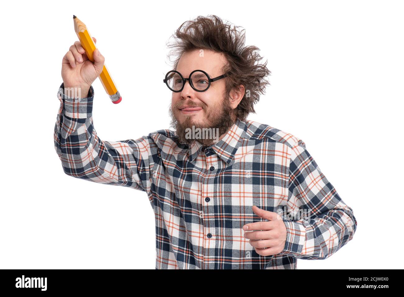 Verrückter bärtiger Mann mit großem Bleistift Stockfoto