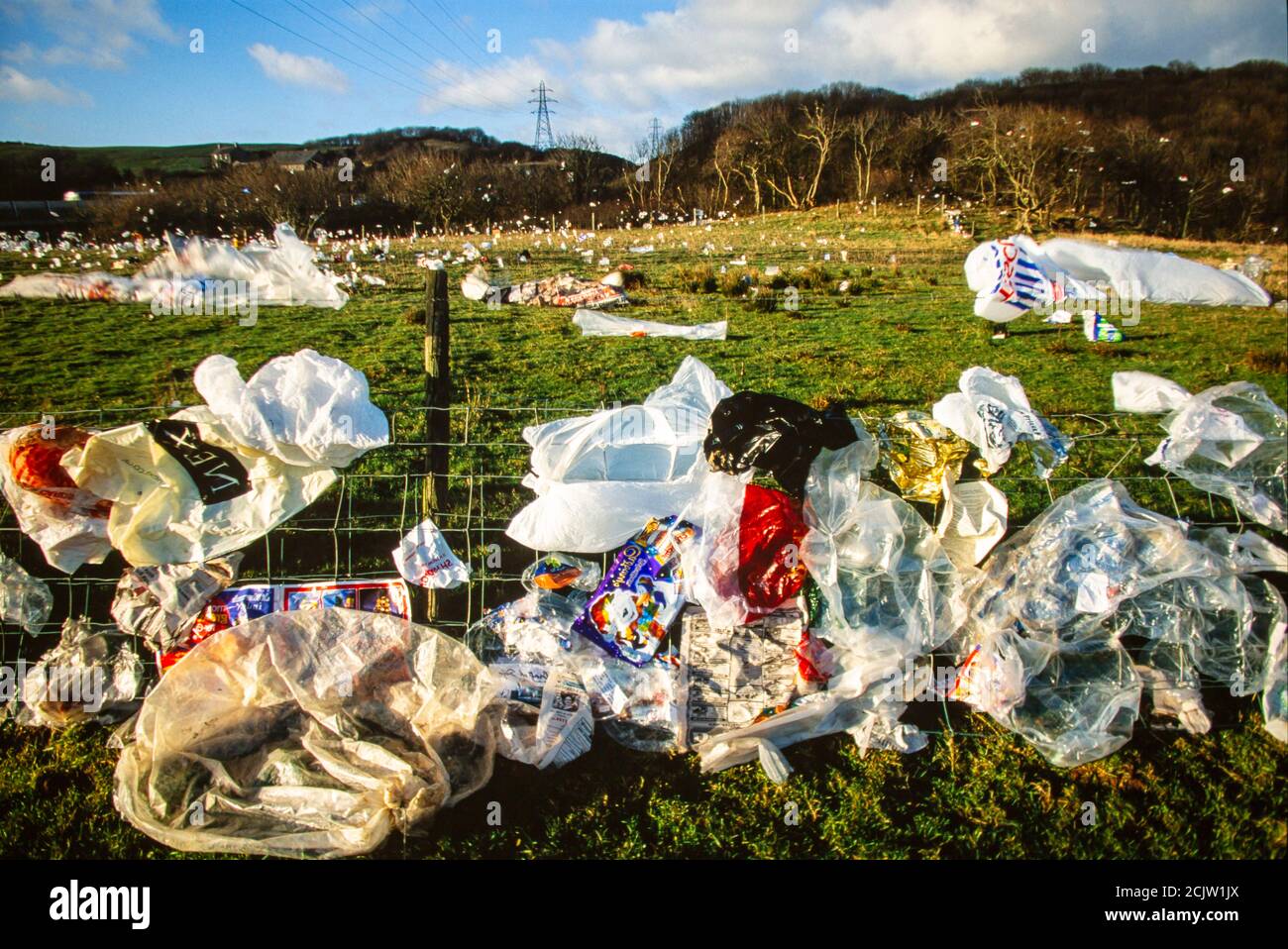 Kunststoffabfall wurde von einer Deponie in Barrow in Furness, Cumbria, Großbritannien, geblasen. Stockfoto