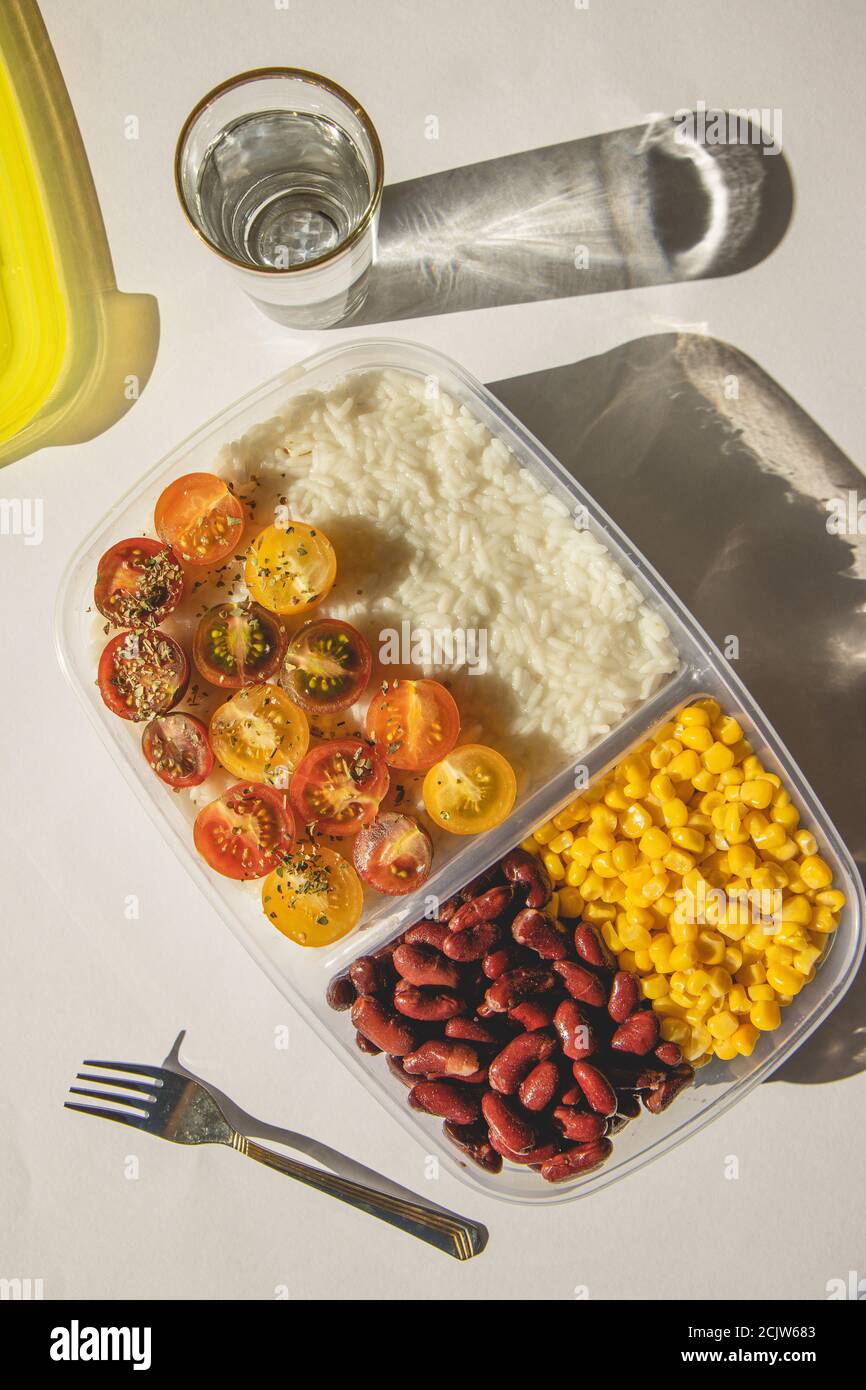 Hausgemachte vegetarische Speisen in Lunchboxen mit gesundem Gemüse. Vegetarisches Konzept. Gesunde Ernährung. Draufsicht, flach liegend. Stockfoto