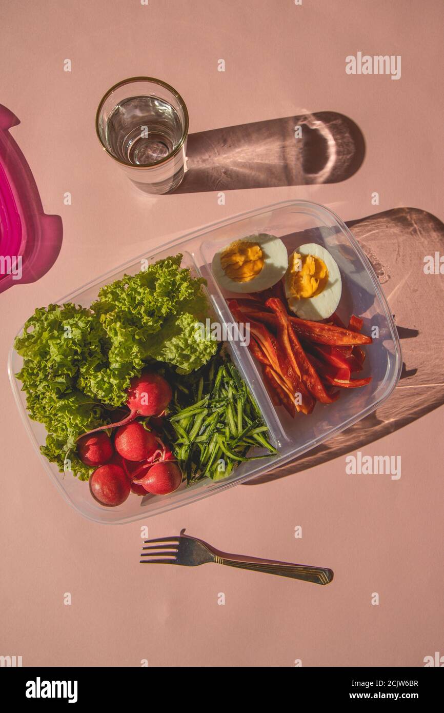 Hausgemachte vegetarische Speisen in Lunchboxen mit gesundem Gemüse. Vegetarisches Konzept. Gesunde Ernährung. Draufsicht, flach liegend. Stockfoto