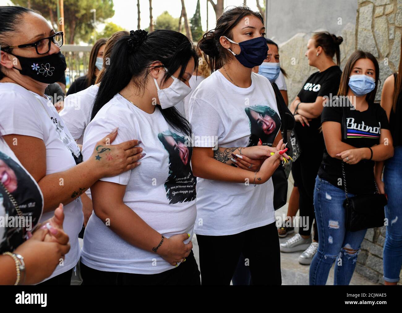 Caivano, Italien. September 2020. In der Kirche San Paolo Apostolo im Grünen Park von Caivano, die Beerdigung von Maria Paola Gaglione, die junge Frau, die nach einem Sturz von einem Roller starb, während, zusammen mit ihrem Partner Ciro Migliore, Sie wurde von ihrem Bruder Michele gejagt, der ihre Beziehung zu einem Jungen trans nicht akzeptierte. Kredit: Unabhängige Fotoagentur/Alamy Live Nachrichten Stockfoto