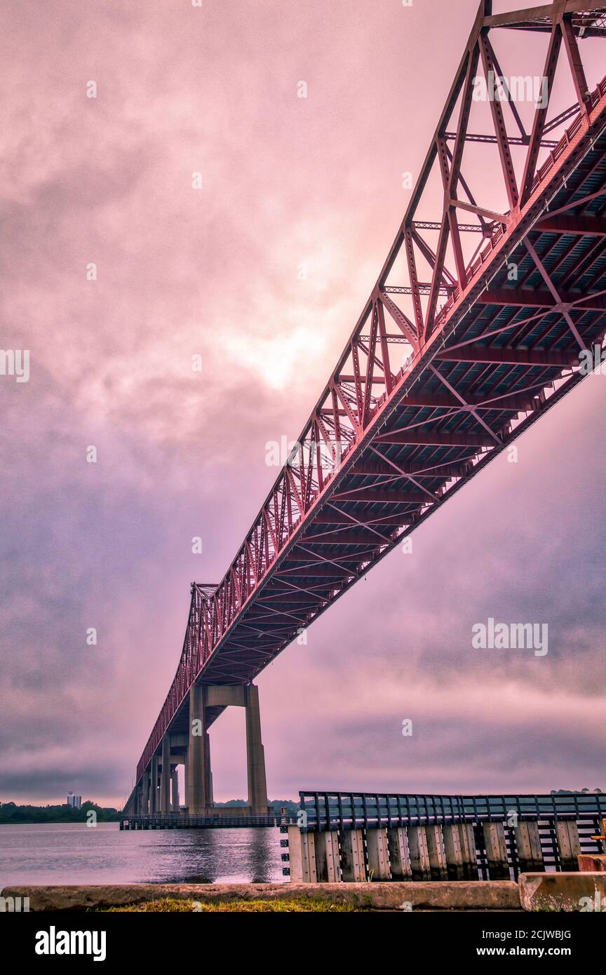 Brücke Über Den Fluss Stockfoto