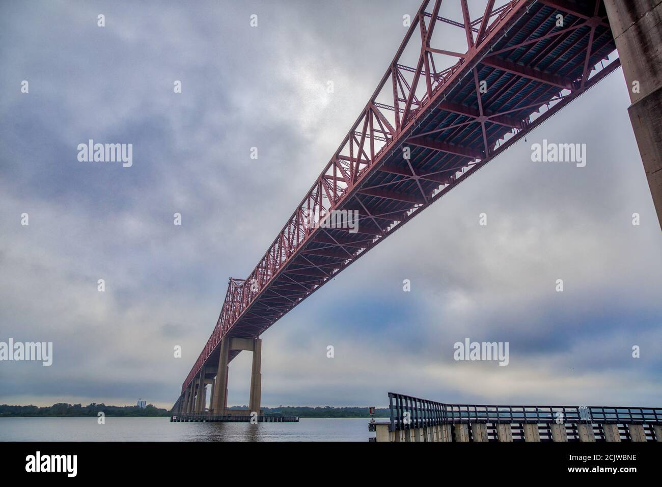 Brücke Über Den Fluss Stockfoto