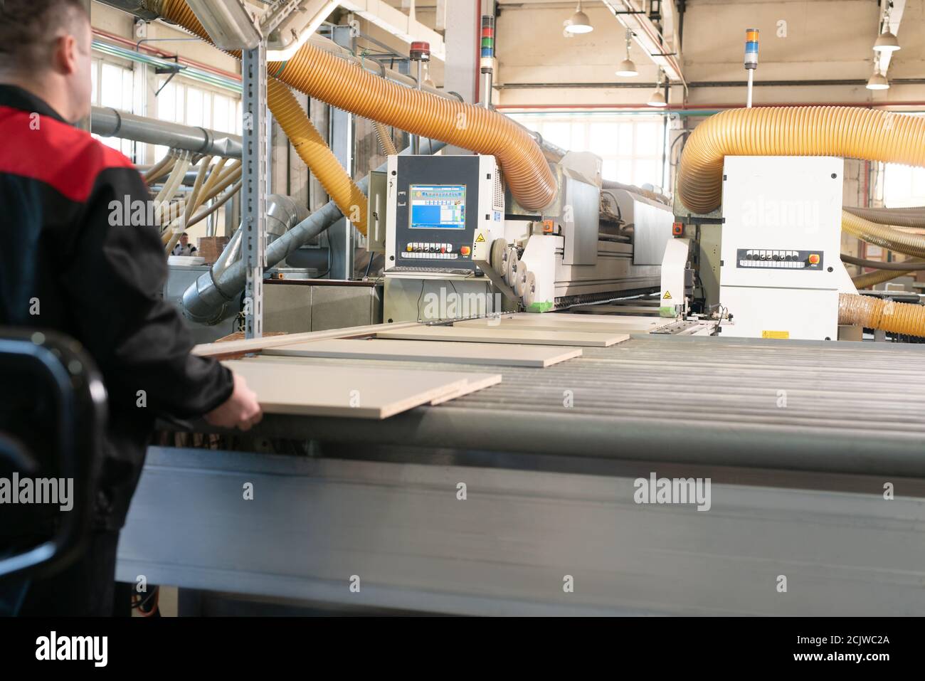 Riesige Arbeitsmaschine mit Spanplatte im Werk Stockfoto