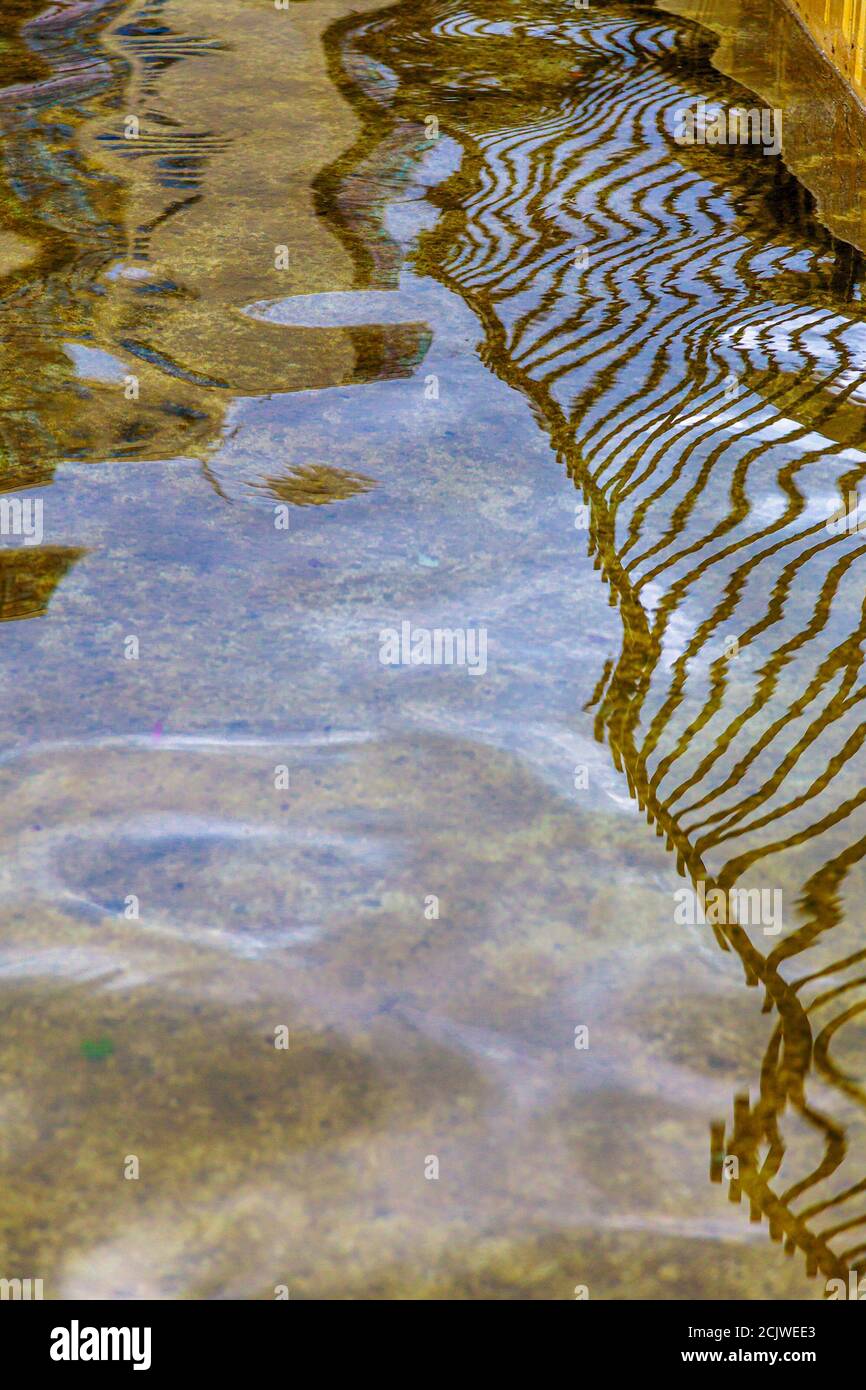 Brückengeländer Reflexion aus einem Wasserteich. Abstrakter Minimalismus. Hochwertige Fotos Stockfoto