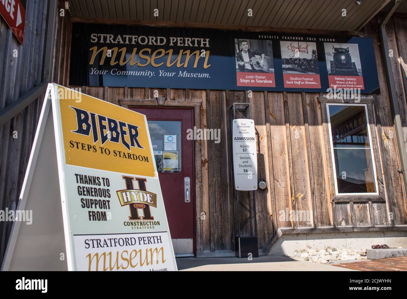 Ein Eingang zum Stratford Perth Museum, in dem Biebers 'Steps to Stardom' unter anderem ausgestellt ist. Stockfoto