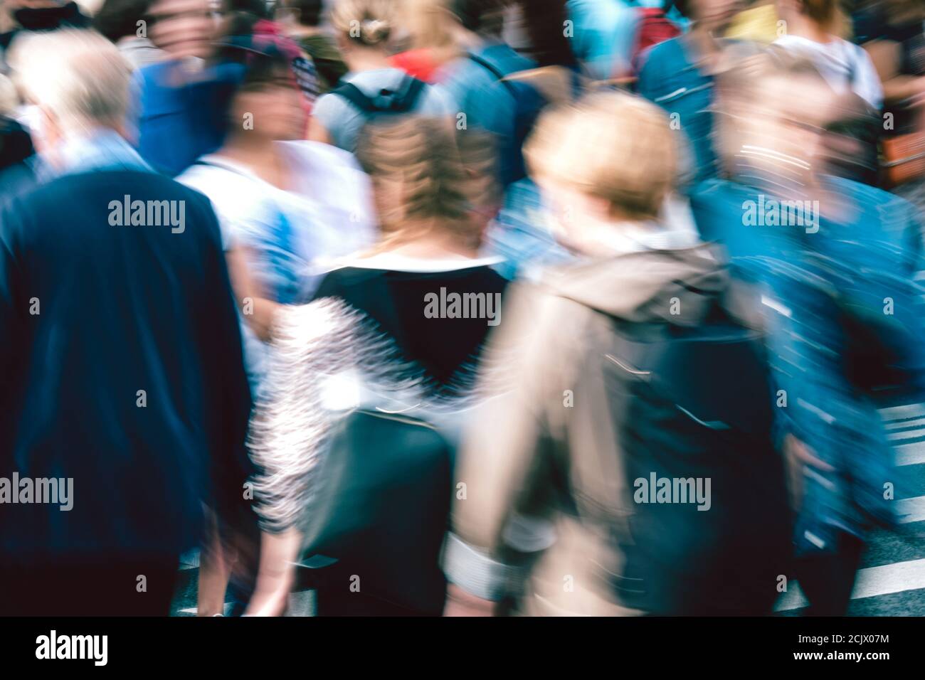 Stadtbummel-Konzept mit verschwommenen Menschen aus der Nähe. Stockfoto