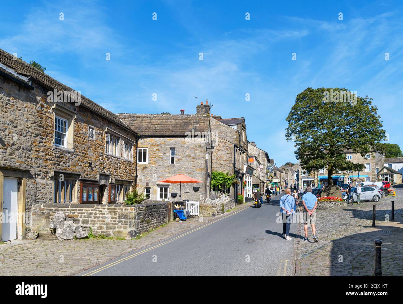 The Square und Main Street im traditionellen englischen Dorf Grassington, Wharfedale, Yorkshire Dales National Park, North Yorkshire, England, Großbritannien Stockfoto