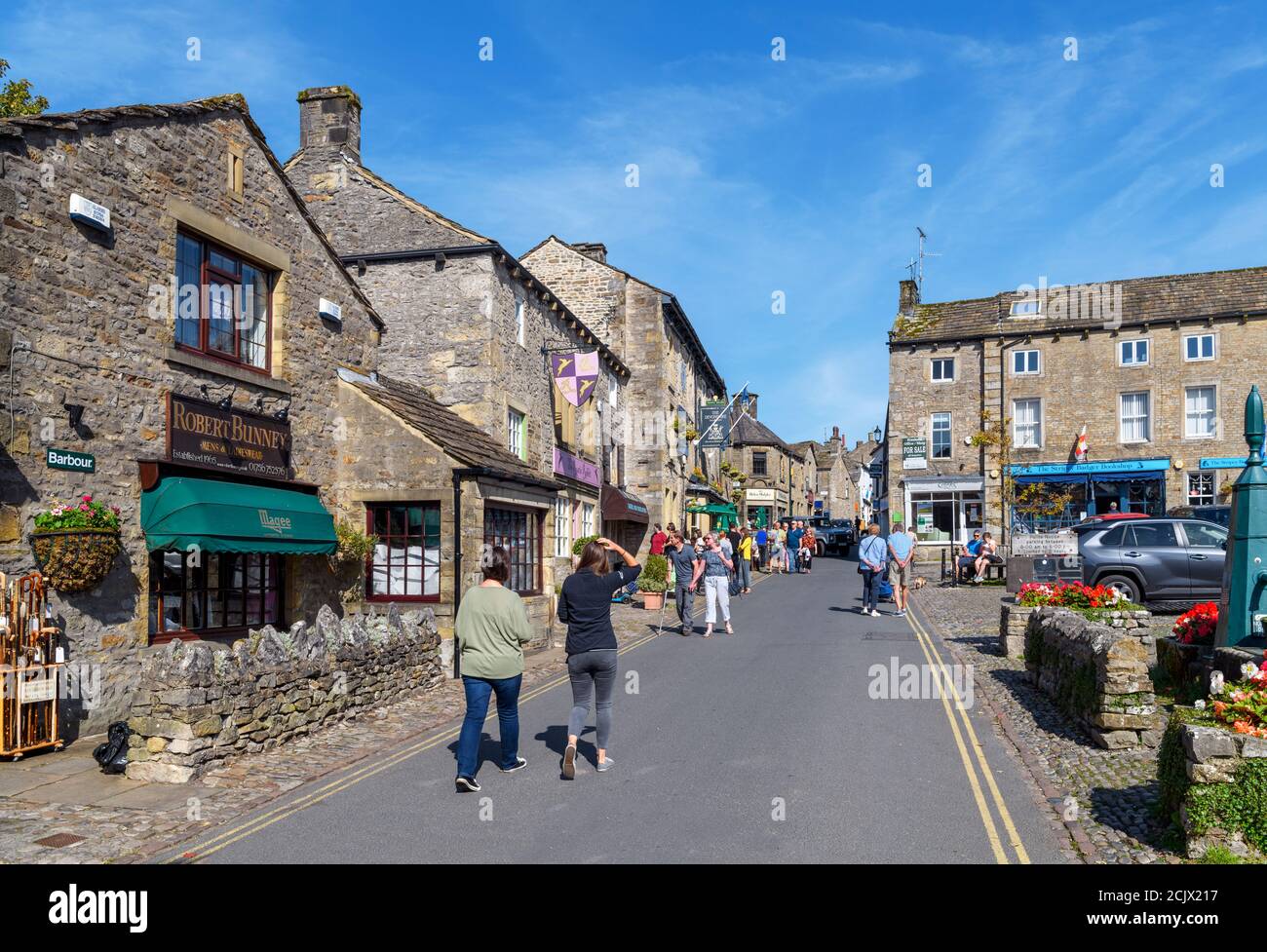 The Square and Main Street im traditionellen englischen Dorf Grassington, Yorkshire Dales National Park, North Yorkshire, England, Großbritannien. Stockfoto