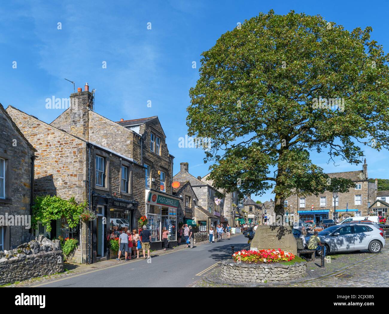 The Square and Main Street im traditionellen englischen Dorf Grassington, Yorkshire Dales National Park, North Yorkshire, England, Großbritannien. Stockfoto